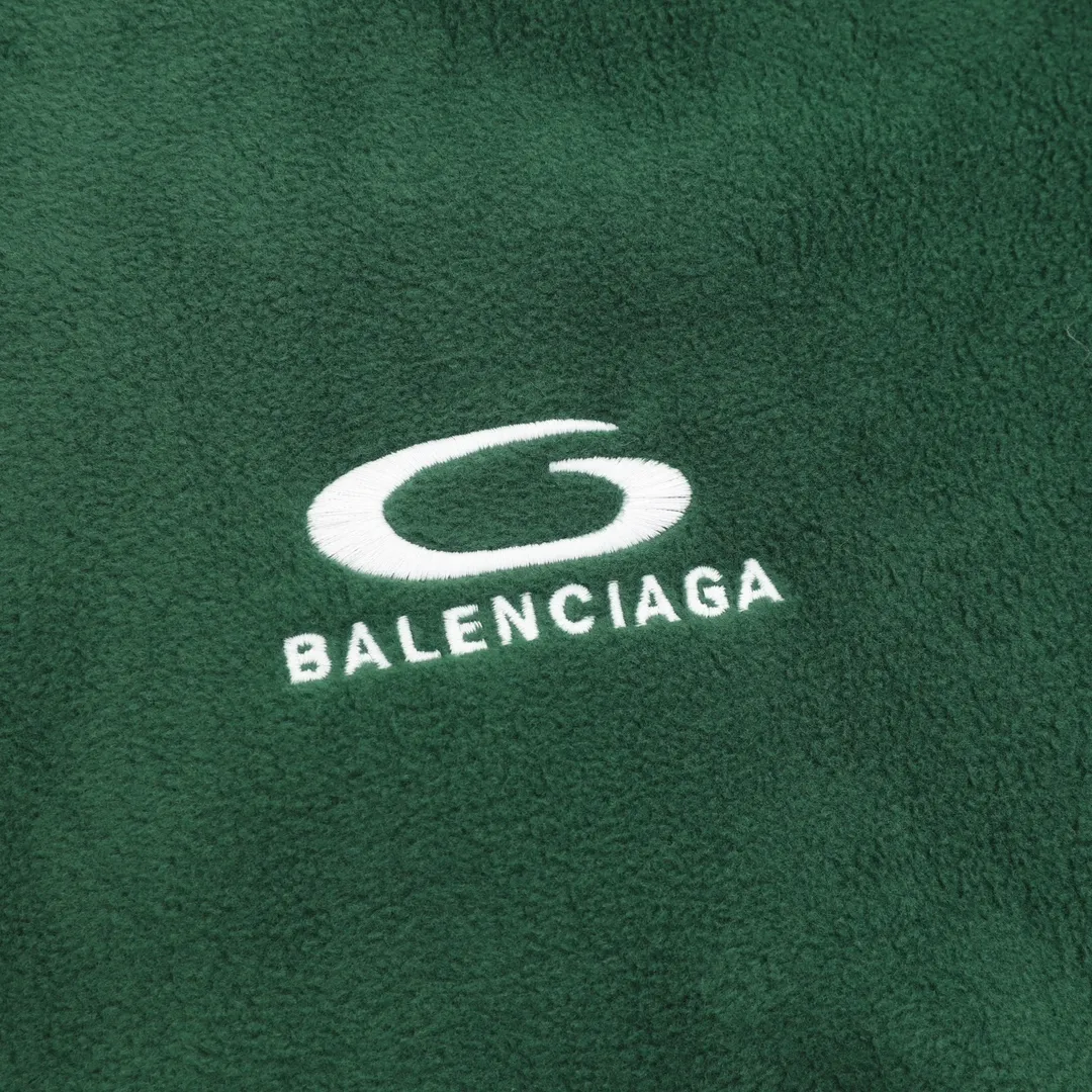 💰560 [Top version] Balenciaga / Balenciaga BLCG 25FW Five-bar drawstring half-ring embroidered polar fleece jacket Customized acrylic polyester polar fleece fabric Ultra-high weight Warm and comfortable OS loose version Stand-up collar design 3D three-dimensional tailoring process Custom-woven and dyed high-weight and high-density thread Side pocket invisible zipper design Tajima high-speed embroidery machine 400,000-needle machine embroidery process Three-dimensional and full Mold customization of original hardware zippers, double slider design, original main mark, washed tag brand packaging, color: green/blue, size: XS/S/M/L, size chart: Length, bust, shoulder width, sleeve length 66 55 Note: There is a difference of 1~2CM due to manual measurement.