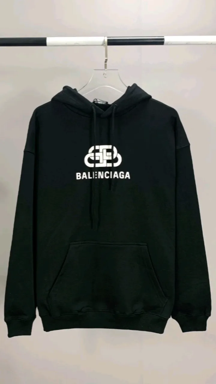 Actual video shot——[New color] Top tested version Balenciaga BALENCIAGA lock printed male and female couple star same style autumn and winter pure cotton hooded sweatshirt - full set of 1:1 customized original accessories packaging (with logo Sydney paper + new main mark + water washing + original hang tag) The whole sweatshirt is made of 460 grams of pure cotton large terry, and the wet weight can reach 480, full of thickness -Note⚠️This year’s Balenciaga hoodie has embroidered eyelets on the hood‼ ️Eliminating the previous hardware eyes, this is also a detail that distinguishes low-end versions on the market‼ ️The whole piece of clothing, hat rope, thread, and fabric are produced in the same vat with 0 color difference - imported elliptical machine printing is used. Each printing is neatly aligned and the overall printing has no edges. I make every piece of clothing with conscience and strive for excellence in every link. Just to sell a piece of clothing and retain a customer. Although our products are a little more expensive than others, the expensive money is kept in the clothes and is definitely not imported into my pocket.  Color: Black Size: XS-L P:430