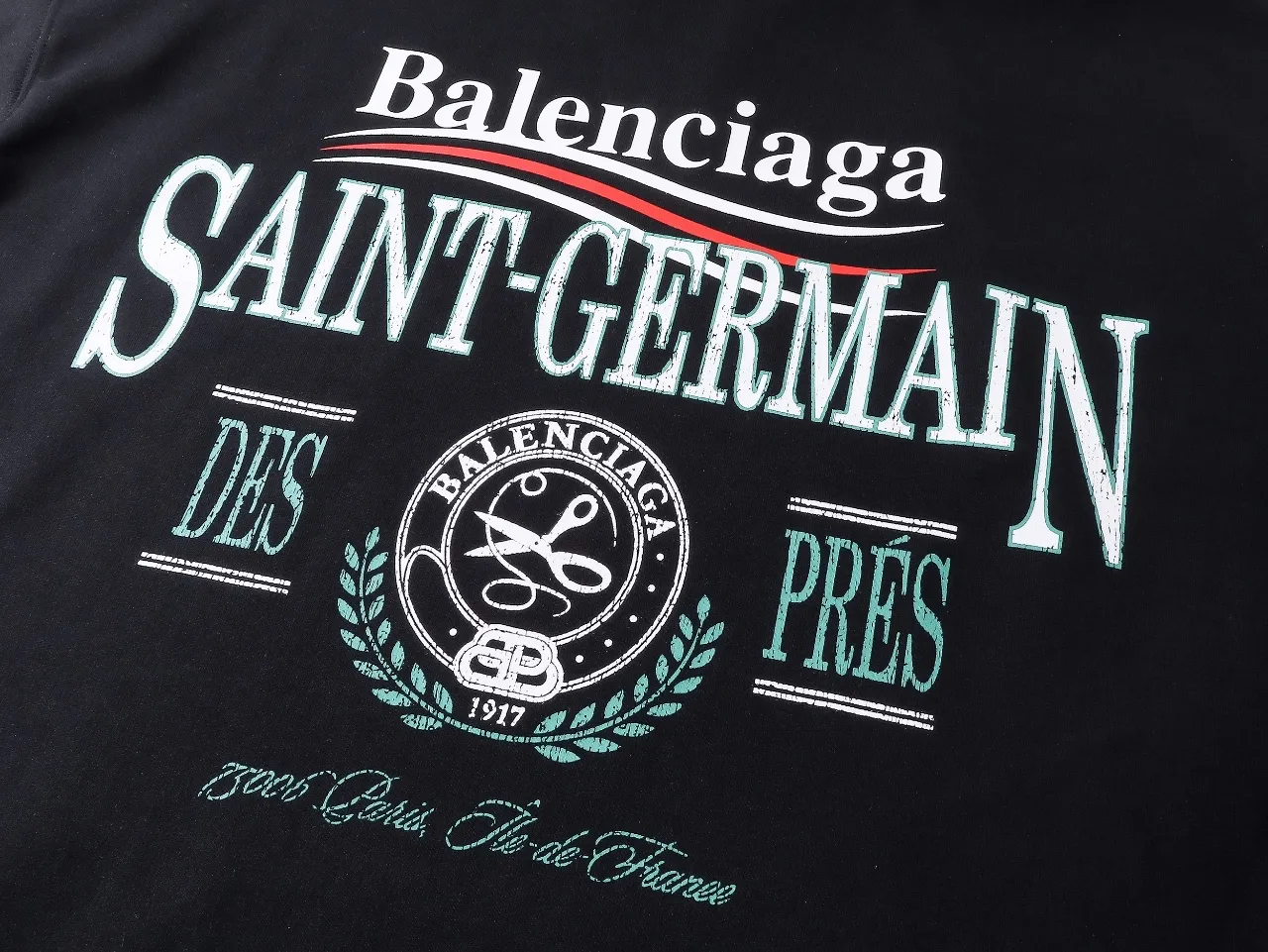 🅿️360 BALENCI*GA Paris' latest Balenciaxx art multi-branded hooded long-sleeved sweatshirt. The front printing uses imported environmentally friendly offset printing. The effect is three-dimensional. Exclusively woven and dyed 460g fabric. Threads are dyed in the same vat with zero color difference. Brick cabinet synchronization. Welcome to compare. Same style for men and women -Color: black white -SIZE: Xs S M L Style No. 8957#
