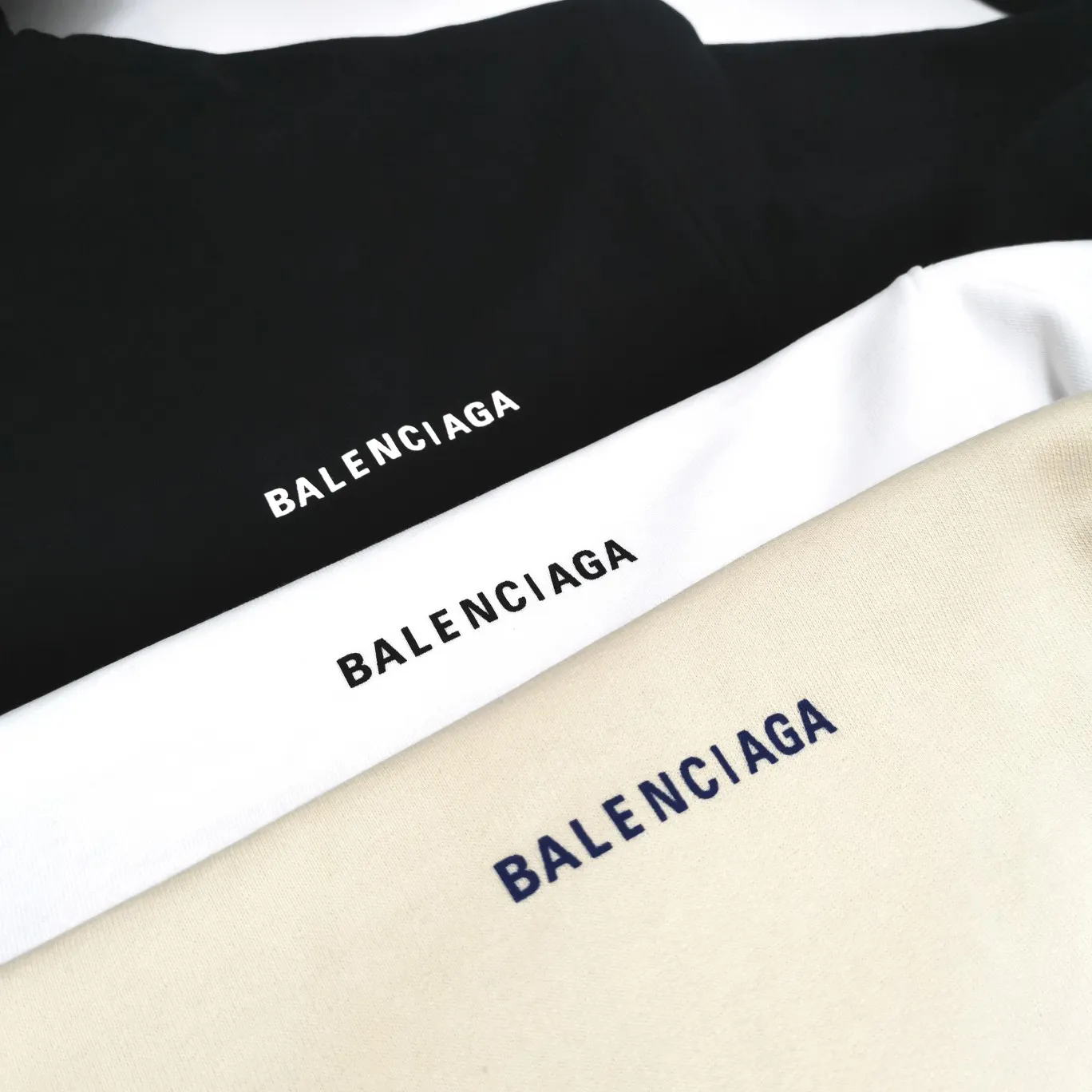 The top version of BALENCIAGA with large LOGO basic letters on the back, pure cotton, loose-fitting, high-end hooded sweatshirt for men and women, the same trendy brand. The god of simplicity in Paris, a volume sought after by many stars. Lisa’s favorite basic short-sleeved Paris style, which has a very high appearance rate. Wear alone, paired with jeans, shorts, and sweatpants, it's a versatile style. Xiaohongshu, a hot item on INS, a must-have for Paris fans.  The printing uses white glue as a base, coupled with Kornit direct injection, which ensures the anchorage of the printing and machine washing without any pressure. However, everyone should pay attention to something. The printing of this model is not thick glue, and the printing surface is not shiny. Please pay attention to the importance of version. Don't make a pattern based on the pictures. If you don't have the original version, you won't be able to make it look one to one like the original version. At most, you can just make a look. It's just a piece of clothing without a soul. The fabric is made of 480g combed cotton terry fabric, and the threads and fabric are custom-woven and dyed in the same style, with no color difference.  A complete set of customized tags, collar tags, washed, plastic bags, and most importantly, a complete set of bags, tag codes, and codes are all authentic.  Color: Black Size: XS-L P:450