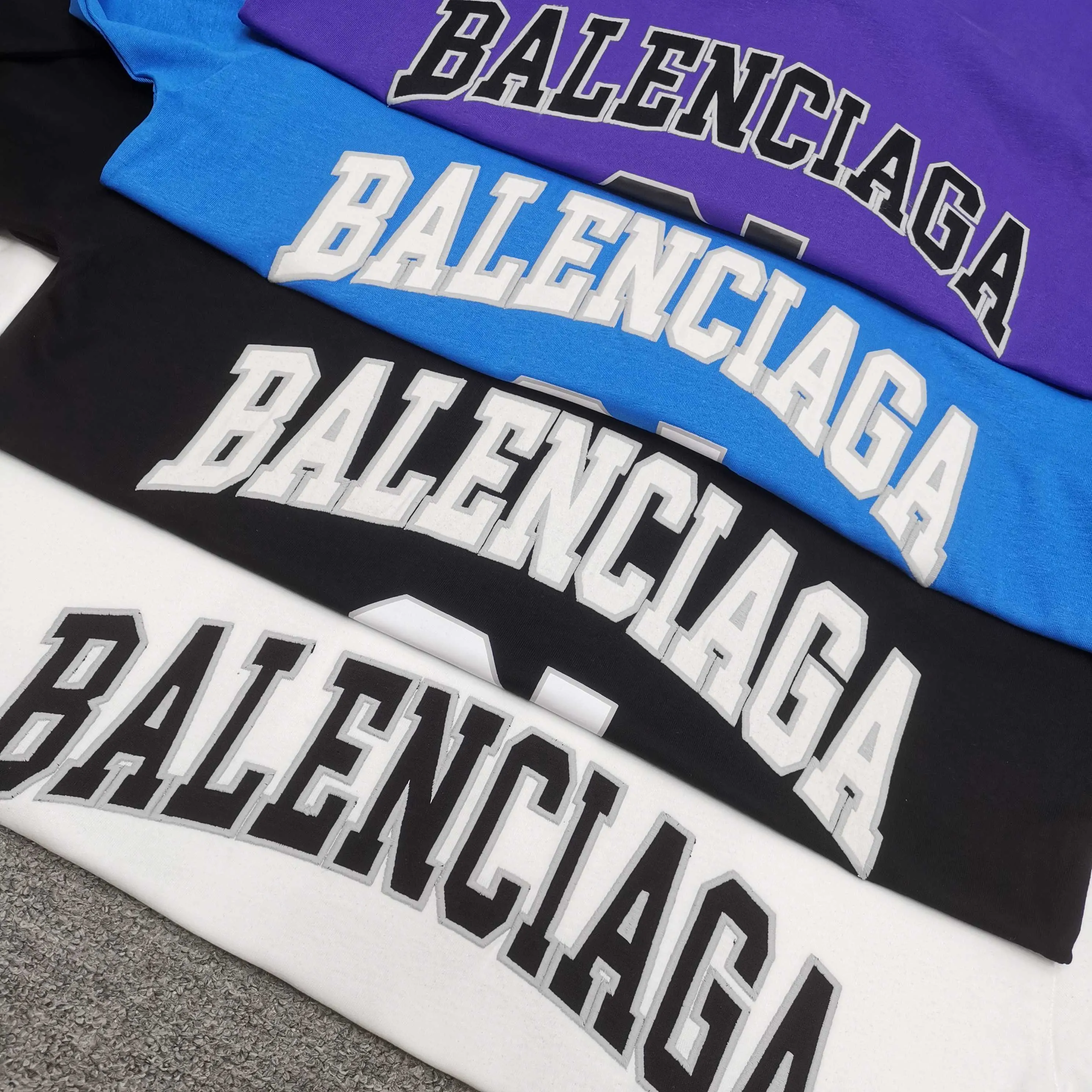 [Top version. Official website quality] BALENCI*GA/Paris.SS25 latest basketball uniform embroidered printed long-sleeved T-shirt. The front embroidery is embroidered and printed using a Tajima computer embroidery machine, the lower left corner is stamped, and the back piece is printed. Brick cabinets are synchronized. Genuine products are developed at the first time. The fabric is made of Paris ZP custom-woven and dyed cotton double yarn. Weighing 260 grams, the cloth surface is clean. The cloth pattern is clear, soft and comfortable. The threads are dyed with no color difference. The printing uses environmentally friendly imported materials, the letters are clear and the effect is three-dimensional. The version adopts OS loose shoulder design. Same style for men and women. Color: black, white, purple, orchid. Size: XS S M L 175