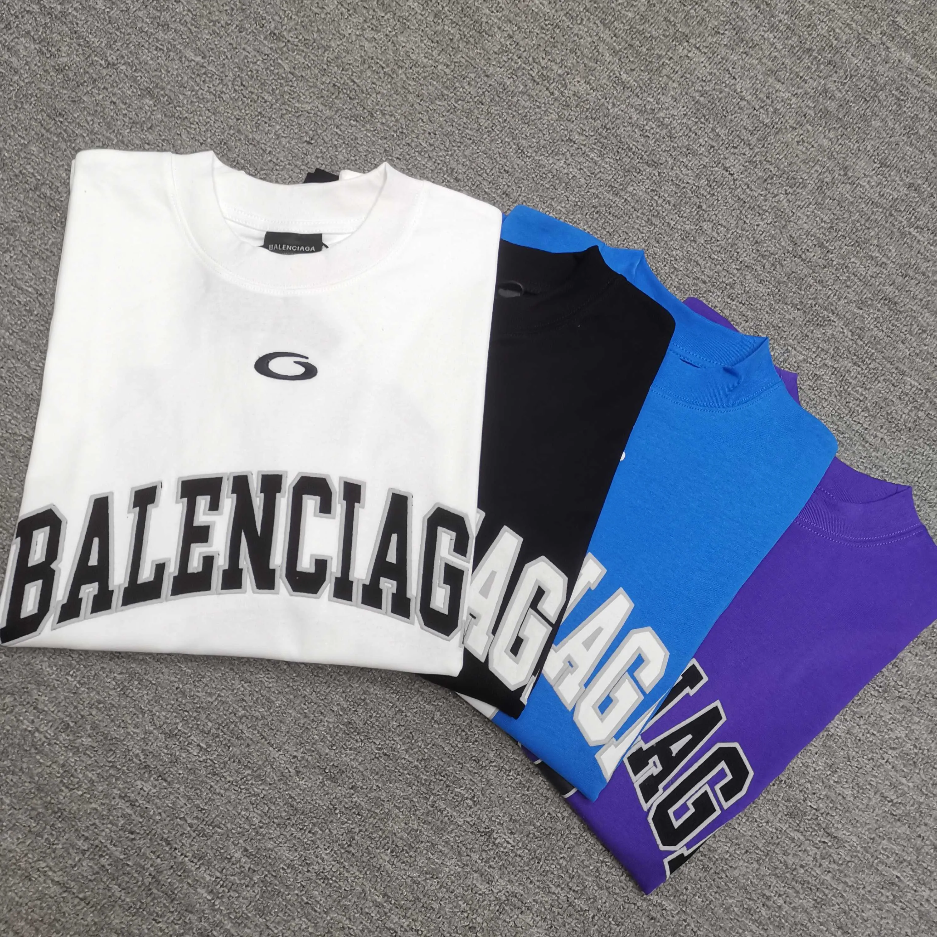 [Top version. Official website quality] BALENCI*GA/Paris.SS25 latest basketball uniform embroidered printed long-sleeved T-shirt. The front embroidery is embroidered and printed using a Tajima computer embroidery machine, the lower left corner is stamped, and the back piece is printed. Brick cabinets are synchronized. Genuine products are developed at the first time. The fabric is made of Paris ZP custom-woven and dyed cotton double yarn. Weighing 260 grams, the cloth surface is clean. The cloth pattern is clear, soft and comfortable. The threads are dyed with no color difference. The printing uses environmentally friendly imported materials, the letters are clear and the effect is three-dimensional. The version adopts OS loose shoulder design. Same style for men and women. Color: black, white, purple, orchid. Size: XS S M L 175