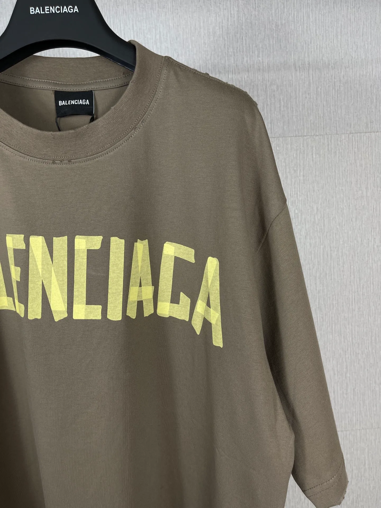 🅿️194 Real photos [Top version. Official website quality] BALENCI*GA/Paris. 23ss latest classic model. Tape pulp printing. Ready-to-wear washed and worn short-sleeved T-shirt. Brick cabinet synchronization. The fabric is made of Paris ZP custom-woven and dyed 100% cotton double yarn compact cotton. The weight is 260 grams, the cloth surface is clean. The cloth pattern is clear, soft and comfortable, and the thread is dyed with no color difference. The classic pattern is printed with environmentally friendly imported materials, and the tape pattern is glued. The letters are clear and the effect is three-dimensional. Restored brick cabinet. The garments were washed and aged, and polished by many hands. Produced by ultra-heavy craftsmanship, the market currency is very different, welcome to compare.                                 Note⚠️ZP is made of iron gray garments that are washed and distressed. Pay attention to the big difference! Welcome to compare! The version adopts OS loose shoulder version. The same style for men and women. Code: BL223089 Color: iron gray, white, fluorescent green, gray blue. Brown, fog blue, beige gray, burgundy, green, floral gray Size: XS S M L