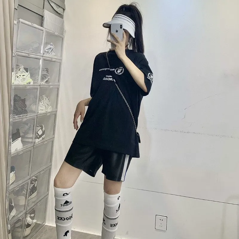 ♻️💯Reference model picture for the upper body❤️The top version of Balenciaga Balenciaga 22SS new WFP World Food Agency male and female couple star same style short-sleeved T-shirt. The fabric is made of 32S 280g double yarn pure cotton fabric. It does not pill and feels very good. It has been printed and dressed up dozens of times in order to achieve a 1:1 effect. All imported slurries are used. Proportional foaming powder is added to the slurry to foam at high temperatures. The printing convex effect is very good, and does not shed powder or break. Washable and environmentally friendly printing on the front and back panels. The entire printing process takes a long time. The hem and cuffs are all customized threads. There is no error in dyeing in the same vat. The workmanship is perfect. The accessories are all customized. This year's hot trend in the market. Many Internet celebrity tops. Very trendy. Same style for men and women. OverSzie version. Color: black, white, dark khaki, fluorescent green. Size: XS-L P:270