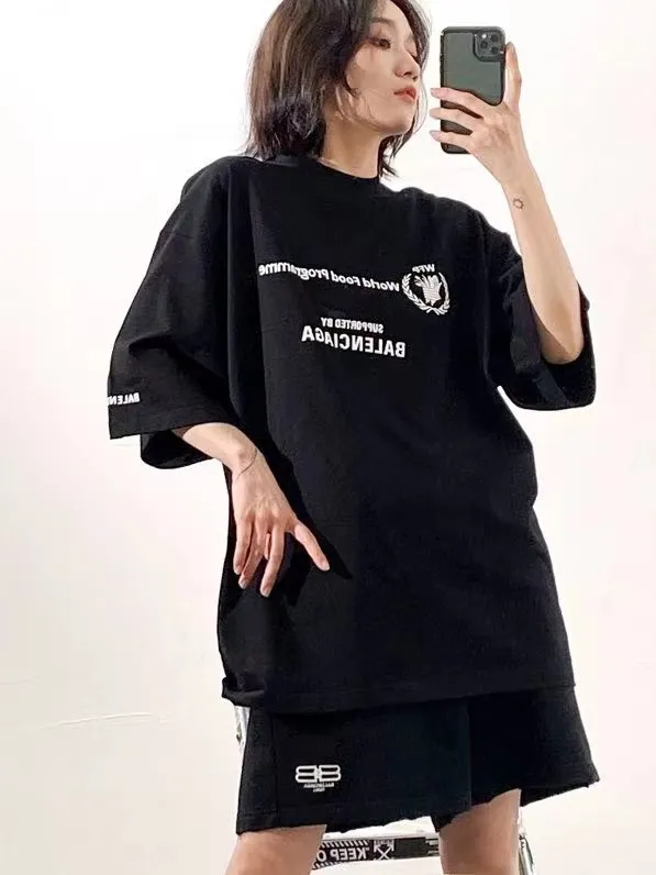 ♻️💯Reference model picture for the upper body❤️The top version of Balenciaga Balenciaga 22SS new WFP World Food Agency male and female couple star same style short-sleeved T-shirt. The fabric is made of 32S 280g double yarn pure cotton fabric. It does not pill and feels very good. It has been printed and dressed up dozens of times in order to achieve a 1:1 effect. All imported slurries are used. Proportional foaming powder is added to the slurry to foam at high temperatures. The printing convex effect is very good, and does not shed powder or break. Washable and environmentally friendly printing on the front and back panels. The entire printing process takes a long time. The hem and cuffs are all customized threads. There is no error in dyeing in the same vat. The workmanship is perfect. The accessories are all customized. This year's hot trend in the market. Many Internet celebrity tops. Very trendy. Same style for men and women. OverSzie version. Color: black, white, dark khaki, fluorescent green. Size: XS-L P:270