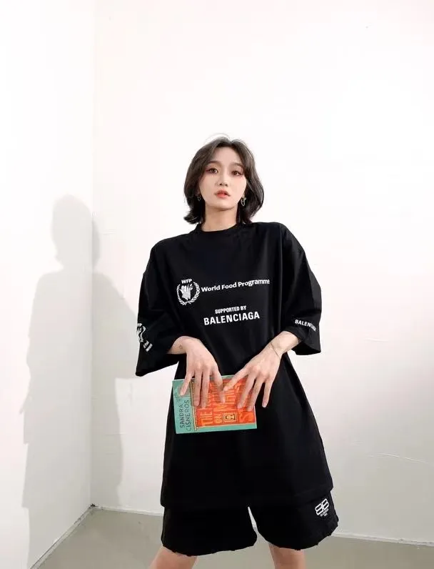 ♻️💯Reference model picture for the upper body❤️The top version of Balenciaga Balenciaga 22SS new WFP World Food Agency male and female couple star same style short-sleeved T-shirt. The fabric is made of 32S 280g double yarn pure cotton fabric. It does not pill and feels very good. It has been printed and dressed up dozens of times in order to achieve a 1:1 effect. All imported slurries are used. Proportional foaming powder is added to the slurry to foam at high temperatures. The printing convex effect is very good, and does not shed powder or break. Washable and environmentally friendly printing on the front and back panels. The entire printing process takes a long time. The hem and cuffs are all customized threads. There is no error in dyeing in the same vat. The workmanship is perfect. The accessories are all customized. This year's hot trend in the market. Many Internet celebrity tops. Very trendy. Same style for men and women. OverSzie version. Color: black, white, dark khaki, fluorescent green. Size: XS-L P:270