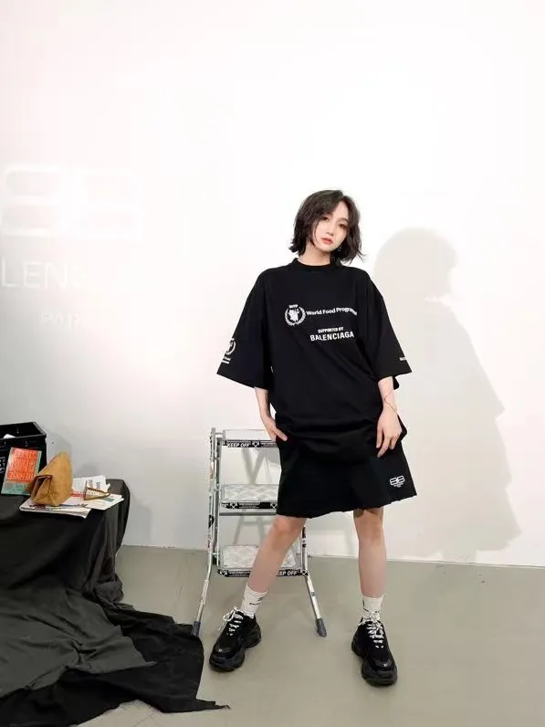 ♻️💯Reference model picture for the upper body❤️The top version of Balenciaga Balenciaga 22SS new WFP World Food Agency male and female couple star same style short-sleeved T-shirt. The fabric is made of 32S 280g double yarn pure cotton fabric. It does not pill and feels very good. It has been printed and dressed up dozens of times in order to achieve a 1:1 effect. All imported slurries are used. Proportional foaming powder is added to the slurry to foam at high temperatures. The printing convex effect is very good, and does not shed powder or break. Washable and environmentally friendly printing on the front and back panels. The entire printing process takes a long time. The hem and cuffs are all customized threads. There is no error in dyeing in the same vat. The workmanship is perfect. The accessories are all customized. This year's hot trend in the market. Many Internet celebrity tops. Very trendy. Same style for men and women. OverSzie version. Color: black, white, dark khaki, fluorescent green. Size: XS-L P:270