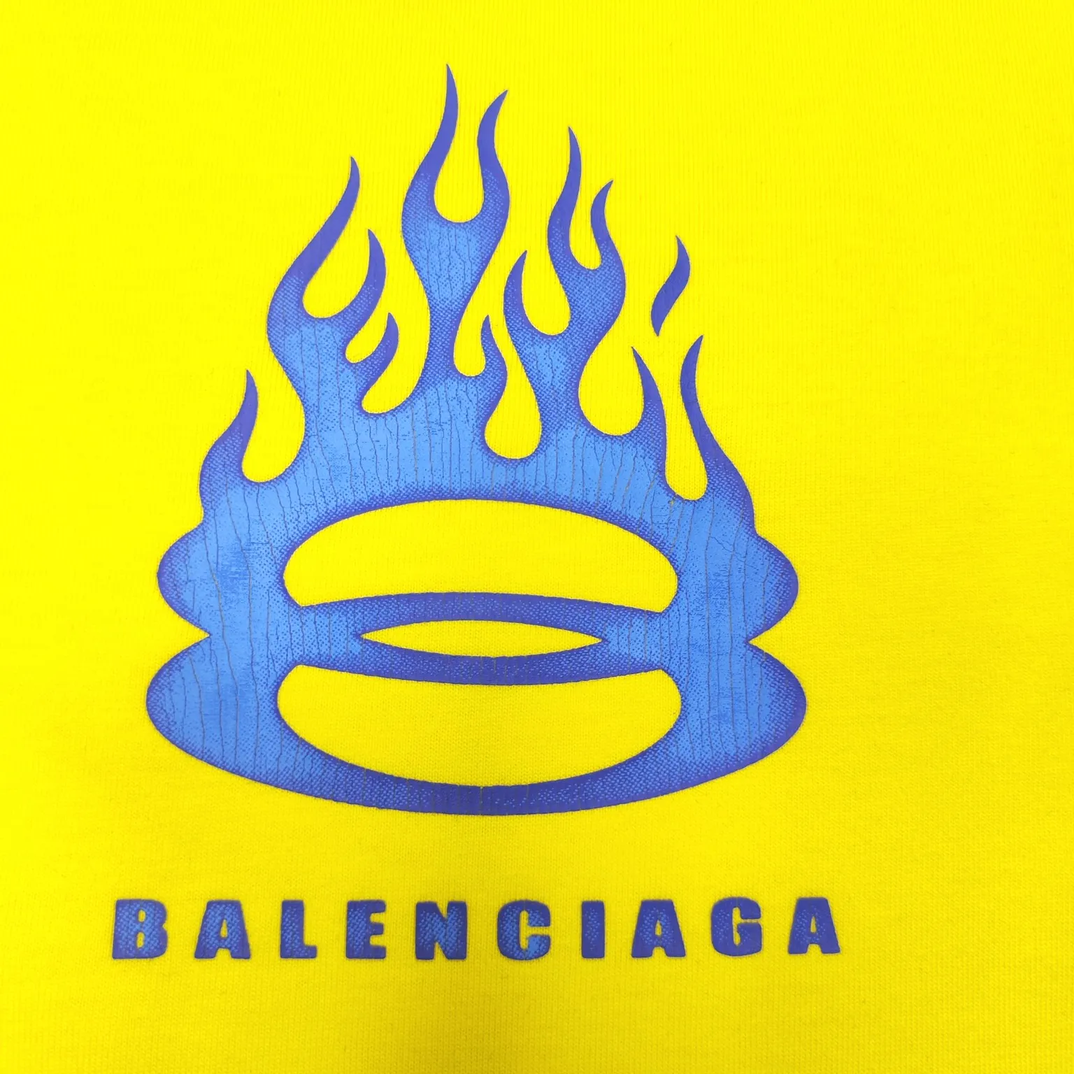 Top version BALENCIAGA/Balenciaga 2024 SS latest flame direct-injection printed washed distressed short-sleeved T-shirt ✅No.1 quality in this market Real ceiling quality✅All original development pay attention to detail pictures to avoid stolen pictures merchants mix and distribute ✅Correct 260g custom-woven and dyed double-yarn pure cotton fabric, frayed holes ZP consistent ✅Correct imported material printing Conley machine direct-injection process No touch, clear three-dimensional, firm and non-shedding✅No color difference in custom-dyed threads, no fading No deformation, overweight craftsmanship, consistent with the original version, different from the market currency. Here is an explanation of why mine is a little more expensive than others, 1. It seems to be a simple printing or embroidery, but it is not simple at all. 10000% imported machine restoration, not just lip service. You are welcome to compare with peers. 2. Each model is produced by the company, and the details of the workmanship and fabrics are consistent with the original ones. There is no color difference between the ones at the counters. Guaranteed no color difference. Re-engraving is not scary. Whoever is fake is embarrassed. It’s not shameful to make a replica, it’s shameful if you can’t buy the correct version if you make a replica. 3. Note that the threaded collars are all original collars of certain countries and regions, with high wrapping. The width of the neckline and cabinets are accurate to the millimeter. Thick necklines are not easy to deform. The collars of high-end products are all restored cabinets. They are different from the big collars in the world. Ordinary garbage short-sleeves are printed with a print. The clavicle of the upper body is exposed. Please be patient. Customers who have bought genuine products or have seen genuine products will come back to place orders again. This is quality. This is quality. 4. Different styles of washed wheat main wheat, including imported wheat, have different colors and codes. Really restore the counter. As we all know, Balenciaga has different English or different colors on the collar labels of each quarter. This distinguishes the fast food products with the same common main wheat washed wheat. 5. Pay attention to the workmanship. The stitching at the neckline has no folds, smooth and natural without overlapping lines, and truly restores this. This is something that many people cannot do. 6. The fabric is made of 260g Paris-specific double yarn. No one can make better fabrics than my family. There's really no way to compare it with the ordinary version on the market. Respect it. It's genuine and costs thousands of dollars. Don't buy street stalls. Quality 7. The workmanship is fully restored. The packaging is fully restored. The cost is huge. 8. I guarantee here that this is the highest quality you can find. Color: Yellow Blue Black Size: XS-S-M-L P:260
