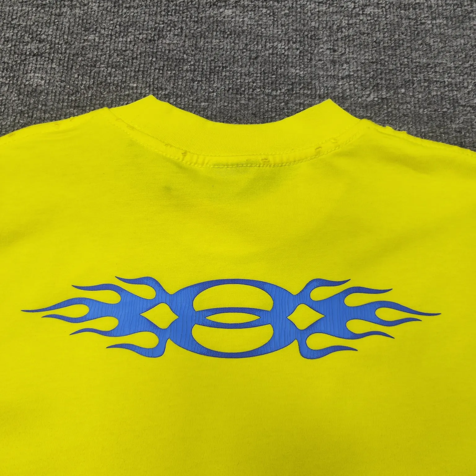 Top version BALENCIAGA/Balenciaga 2024 SS latest flame direct-injection printed washed distressed short-sleeved T-shirt ✅No.1 quality in this market Real ceiling quality✅All original development pay attention to detail pictures to avoid stolen pictures merchants mix and distribute ✅Correct 260g custom-woven and dyed double-yarn pure cotton fabric, frayed holes ZP consistent ✅Correct imported material printing Conley machine direct-injection process No touch, clear three-dimensional, firm and non-shedding✅No color difference in custom-dyed threads, no fading No deformation, overweight craftsmanship, consistent with the original version, different from the market currency. Here is an explanation of why mine is a little more expensive than others, 1. It seems to be a simple printing or embroidery, but it is not simple at all. 10000% imported machine restoration, not just lip service. You are welcome to compare with peers. 2. Each model is produced by the company, and the details of the workmanship and fabrics are consistent with the original ones. There is no color difference between the ones at the counters. Guaranteed no color difference. Re-engraving is not scary. Whoever is fake is embarrassed. It’s not shameful to make a replica, it’s shameful if you can’t buy the correct version if you make a replica. 3. Note that the threaded collars are all original collars of certain countries and regions, with high wrapping. The width of the neckline and cabinets are accurate to the millimeter. Thick necklines are not easy to deform. The collars of high-end products are all restored cabinets. They are different from the big collars in the world. Ordinary garbage short-sleeves are printed with a print. The clavicle of the upper body is exposed. Please be patient. Customers who have bought genuine products or have seen genuine products will come back to place orders again. This is quality. This is quality. 4. Different styles of washed wheat main wheat, including imported wheat, have different colors and codes. Really restore the counter. As we all know, Balenciaga has different English or different colors on the collar labels of each quarter. This distinguishes the fast food products with the same common main wheat washed wheat. 5. Pay attention to the workmanship. The stitching at the neckline has no folds, smooth and natural without overlapping lines, and truly restores this. This is something that many people cannot do. 6. The fabric is made of 260g Paris-specific double yarn. No one can make better fabrics than my family. There's really no way to compare it with the ordinary version on the market. Respect it. It's genuine and costs thousands of dollars. Don't buy street stalls. Quality 7. The workmanship is fully restored. The packaging is fully restored. The cost is huge. 8. I guarantee here that this is the highest quality you can find. Color: Yellow Blue Black Size: XS-S-M-L P:260