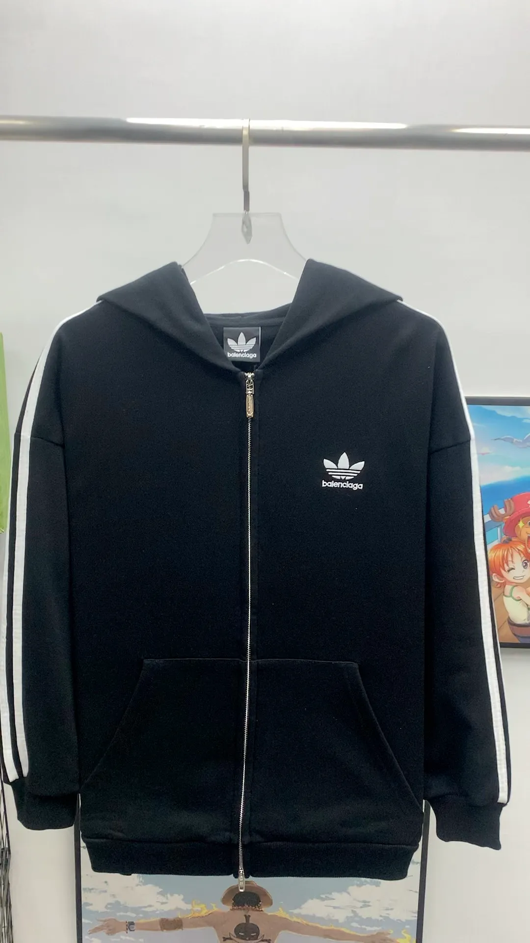 Frontal real shot video————The top tested version BALENCIAGA/Paris co-branded Adidas Adidas clover three-stripe LOGO embroidered hooded sweatshirt. The fabric is made of Paris ZP custom-woven and dyed cotton terry fabric. Weighing 450 grams, the cloth surface is clean. The cloth pattern is clear, soft and comfortable. The threads are dyed with no color difference. The classic pattern embroidery uses imported embroidery, and the letters are clear, three-dimensional and without rough edges. Custom-woven two-way zipper hardware, the upper zipper is BALENCIAGA, the lower zipper is Adidas, with electroplating effect! The sense of high-end is straight away! Comparisons welcome. The version adopts OS loose shoulder design. Same style for men and women. Color: Black Size: XS-L P:410