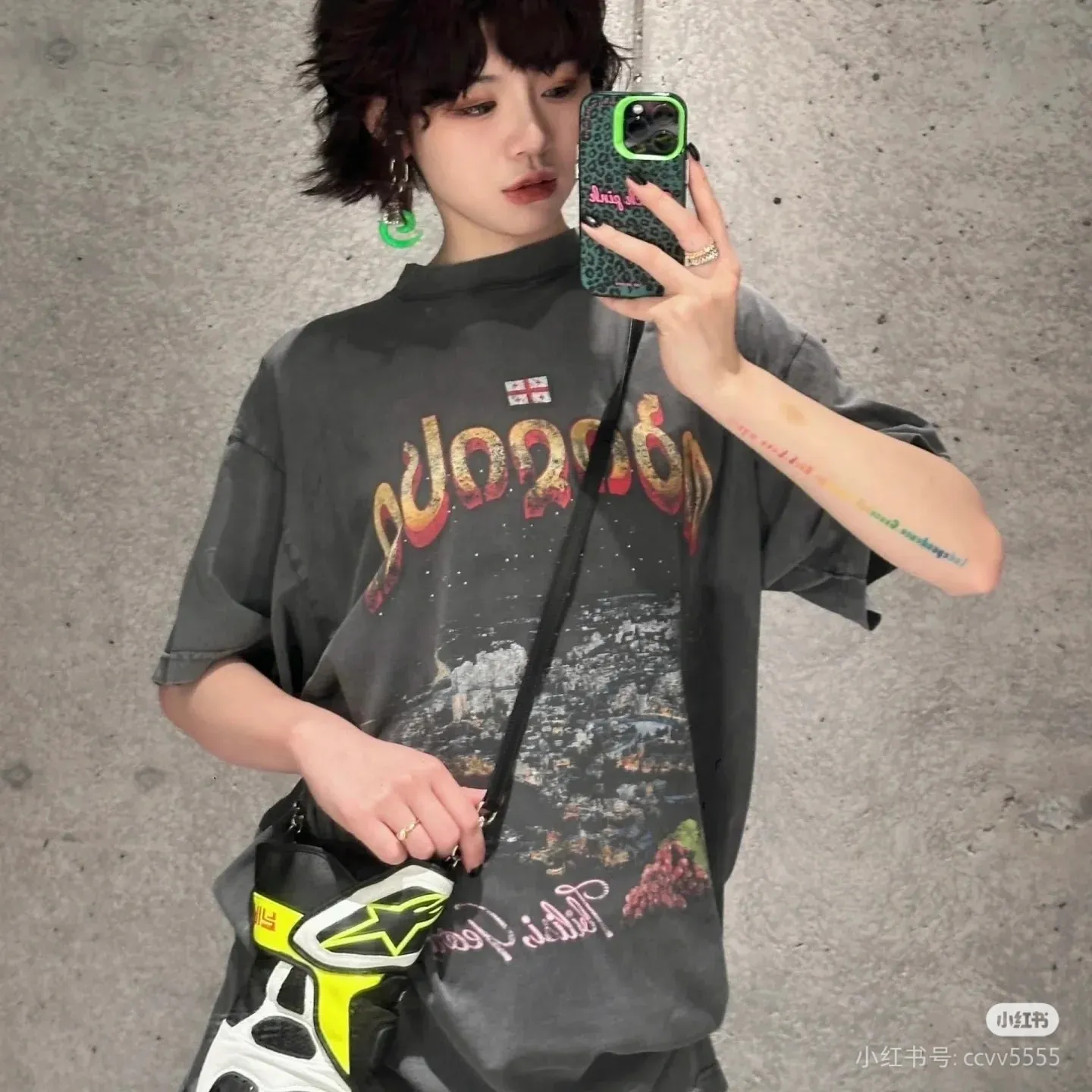♻️💯Reference model picture for the upper body❤️Top version Balenciaga Georgian city night view Faded letters micro-label direct-printed round-neck short-sleeved T-shirt Grid fried salt General wash effect Loose fit Purchase the original pattern and make a sample. Match the original fabric, version and details. Fabric: 100% cotton fabric is used, and imported cotton yarn is used. Soft, skin-friendly and non-irritating.  Craftsmanship: The clothing is a front-shoulder version, and all pieces are cut one-to-one by professional masters. Details: All accessories are genuine one-to-one custom-made and fully equipped, including the buttons on the front of the clothing.  Purchase the original benchmarking details fabric, high version, heavyweight high weight 320g double yarn pure cotton fabric color: black code number: XS S M L P: 290