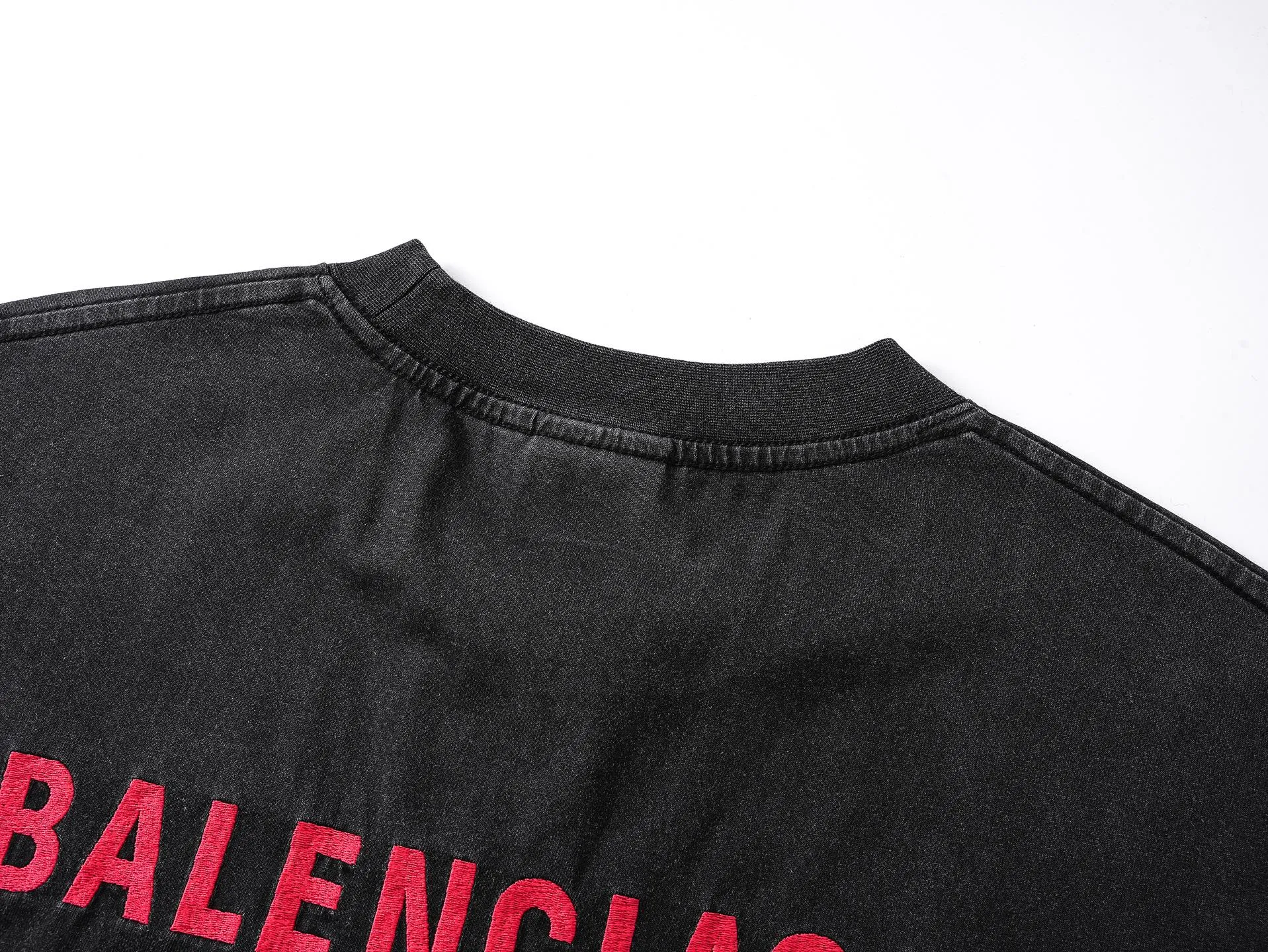 🅿️180 real photos [Top version. Official website quality] BALENCI*GA/25 new model. Washed and distressed short-sleeved T-shirt with Paris LOGO embroidery on the front and back #SS25 latest style. Research and development at the first time, different market currencies. Comparisons welcome. The fabric is made of Paris ZP custom-woven and dyed cotton double yarn. Weighing 260 grams, the cloth surface is clean. The cloth pattern is clear, soft and comfortable. The threads are dyed with no color difference. The embroidery is done with embroidery machines imported from Tajima, and the garments are washed and worn to make them look old. Jubie market currency. Welcome to compare. The version adopts OS loose shoulder design. Same style for men and women. Code: BL253729 Color: washed black Size: XS S M L