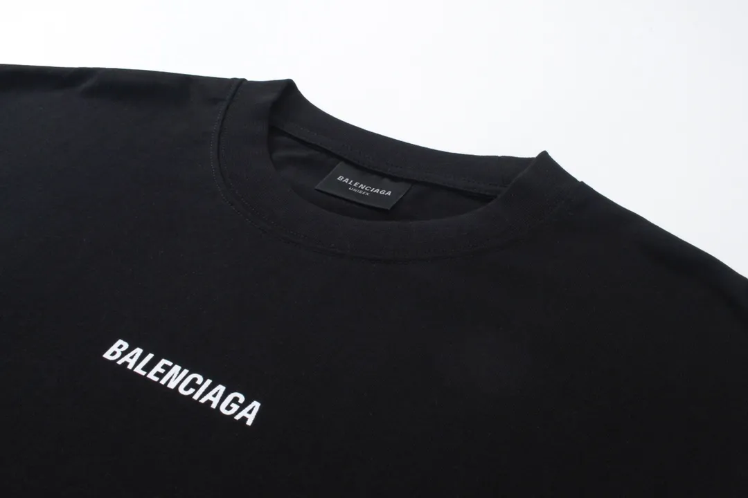 🅿️166 Detailed pictures [Top version. Official website quality] BALENCI*GA/Paris #Classic style. Classic letter printed short-sleeved T-shirt on the front and back #2023 spring and summer brick cabinet synchronization.                       The fabric is made of Paris ZP custom-woven and dyed cotton double yarn, weighing 260 grams. The cloth surface is clean. The cloth pattern is clear, soft and comfortable. The threads are dyed with no color difference. The classic letters are embroidered with an imported embroidery machine. The letters are clear and the effect is three-dimensional, restoring the brick cabinet. The version adopts the OS loose shoulder style. Same style for men and women. Coding: BL223006 Color: smoke gray, purple, light green, peacock blue, black, rice coffee, gray green Size: XS S M L