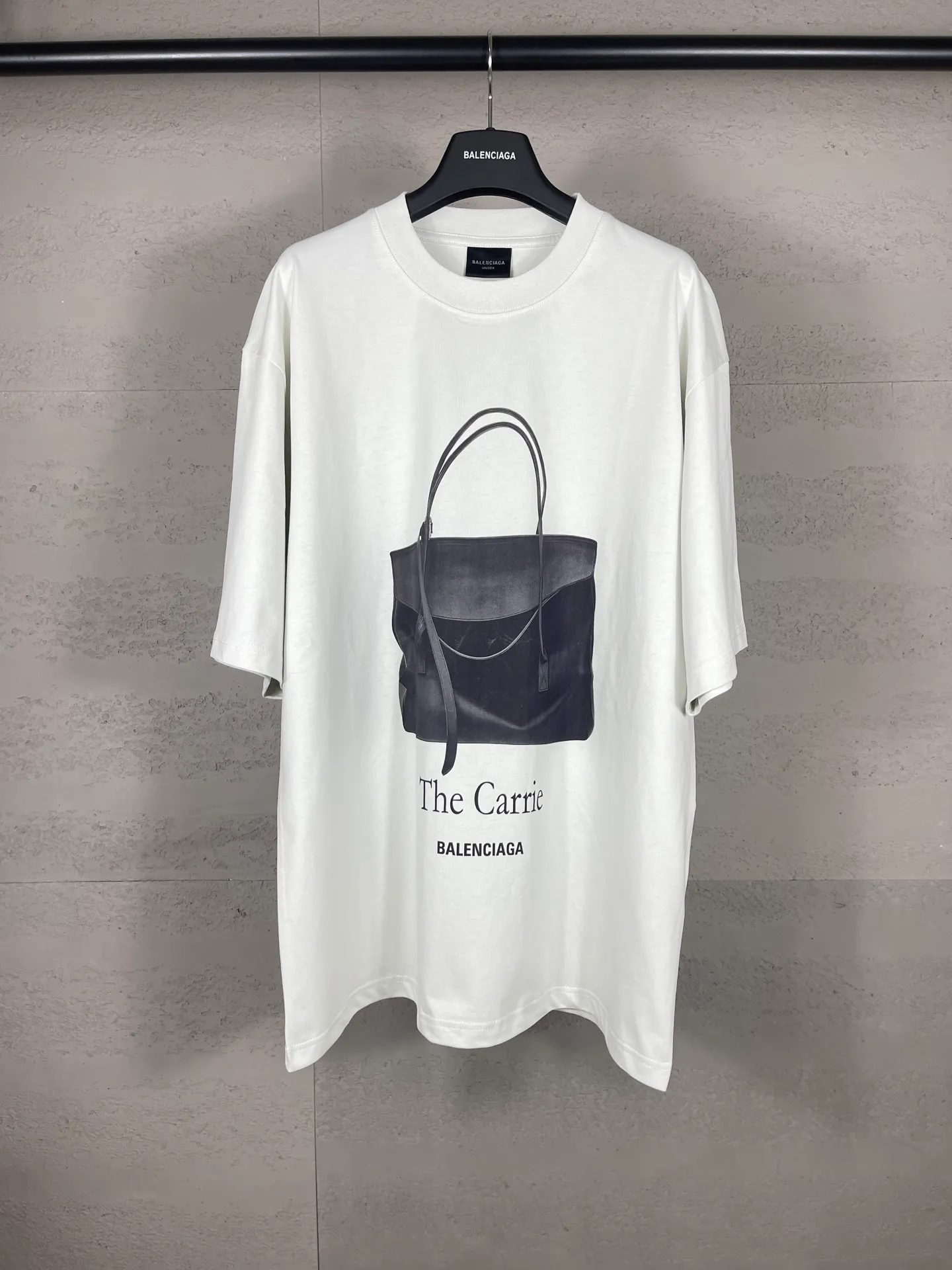 🅿️180 real photos [Top version. Official website quality] BALENCI*GA/Paris. SS25 latest model, Paris handbag front and back direct-printed short-sleeved T-shirt. Brick cabinet synchronization. Genuine product developed at the first time, welcome to compare! . The fabric is made of Paris ZP custom-woven and dyed cotton double yarn. Weighing 260 grams, the cloth surface is clean. The cloth pattern is clear, soft and comfortable. The threads are dyed with no color difference. The printing uses direct-injection environmentally friendly imported materials. The letters are clear and the effect is three-dimensional. The version adopts OS loose shoulder design. Same style for men and women. Code: BL253659 Color: gray and white Size: XS S M L