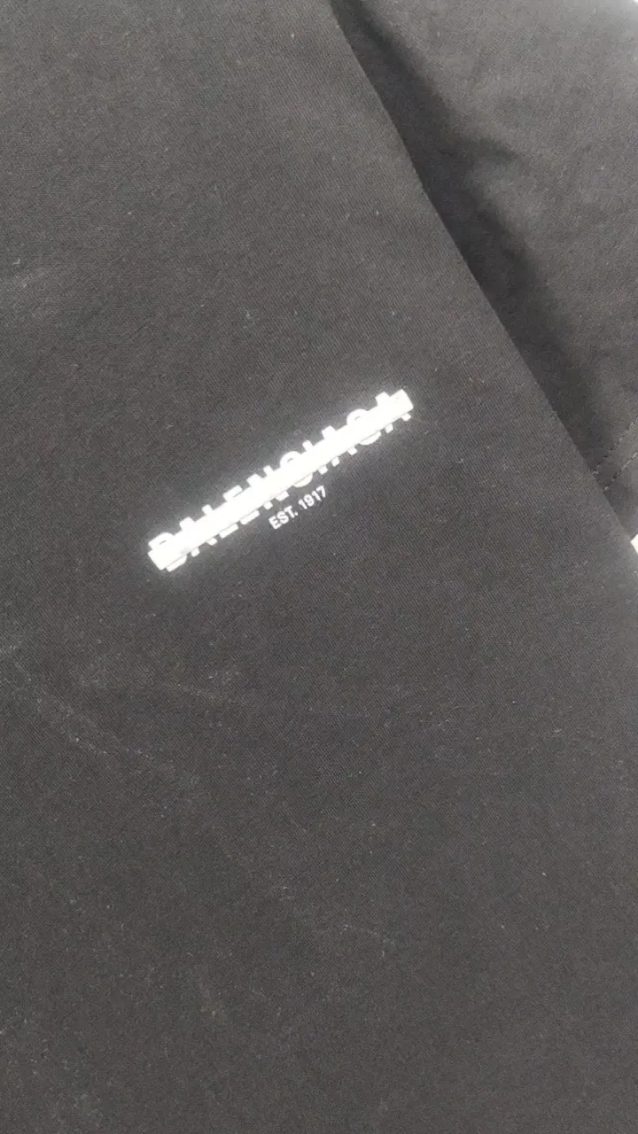 Frontal real-life video————BALENCIAGA Balenciaga’s new tape letter printing male and female couple stars the same style pure cotton loose short-sleeved T-shirt The front and rear platens are hand-printed, precision mesh is used to make the stencil, imported environmentally friendly slurry is scraped, and the letters are clearly restored. The spacing between letters is all the same as the original version. The font size is consistent with the original version. The comparison code number ratio is increased and enlarged. The letters are strictly aligned to highly restore the spacing ratio and three-dimensional sense. The printing has no burrs. Basically, the color difference is minimized to be infinitely close. The printing has transparent bottom lines and no burrs. The yarn is made of Made of 18SJC and imported oil-proof treated thread, there will be no oil stains. The car is imported from Silver Sword with a knife, which does not eat the cloth or leave any cloth. The sewing machine needle uses a No. 9 round-head needle, which does not puncture or break the fibers of the fabric. The density of the thread is 3CM/14 needles, which is tight and not loose or sparse. The double-layer stitching of the back collar is firm and tight. The double chain of the shoulder is routed. The hem is tightened tightly. The fabric is full of drape and consistent with the pattern. The fabric is made of 280g double-ply double-yarn plain cotton fabric, which has full drape and smooth hand feel. Complete color matching from custom dyeing to craftsmanship, customized accessories with three standards Size: XS-L Color: Dark heather gray white black navy blue P:250