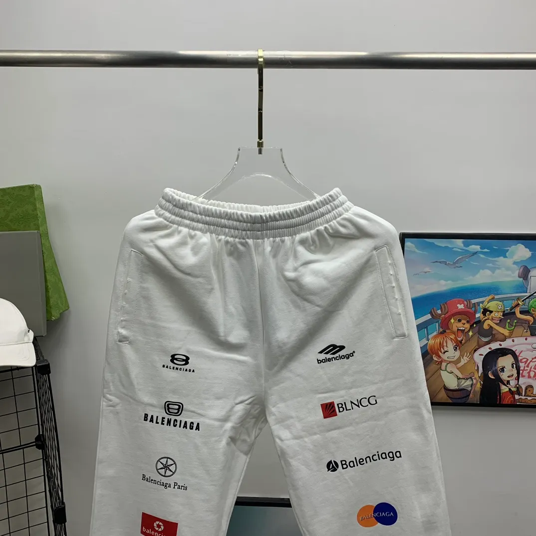 The top tested version [BALENCIAGA] Balenciaga 24FW new multi-logo printed ripped sweatpants - the fabric is made of Paris ZP custom-woven and dyed cotton terry fabric, weight 400 grams, clean cloth surface, clear cloth pattern, soft and comfortable, good color fastness, not easy to change color -It adopts custom weaving and dyeing without color difference, and the printing adopts digital direct printing and Kangli printing. The garment is old and worn, with ultra-high craftsmanship. The version adopts loose OS silhouette design. COLOR: black, off-white, SIZE: S M L P: 396