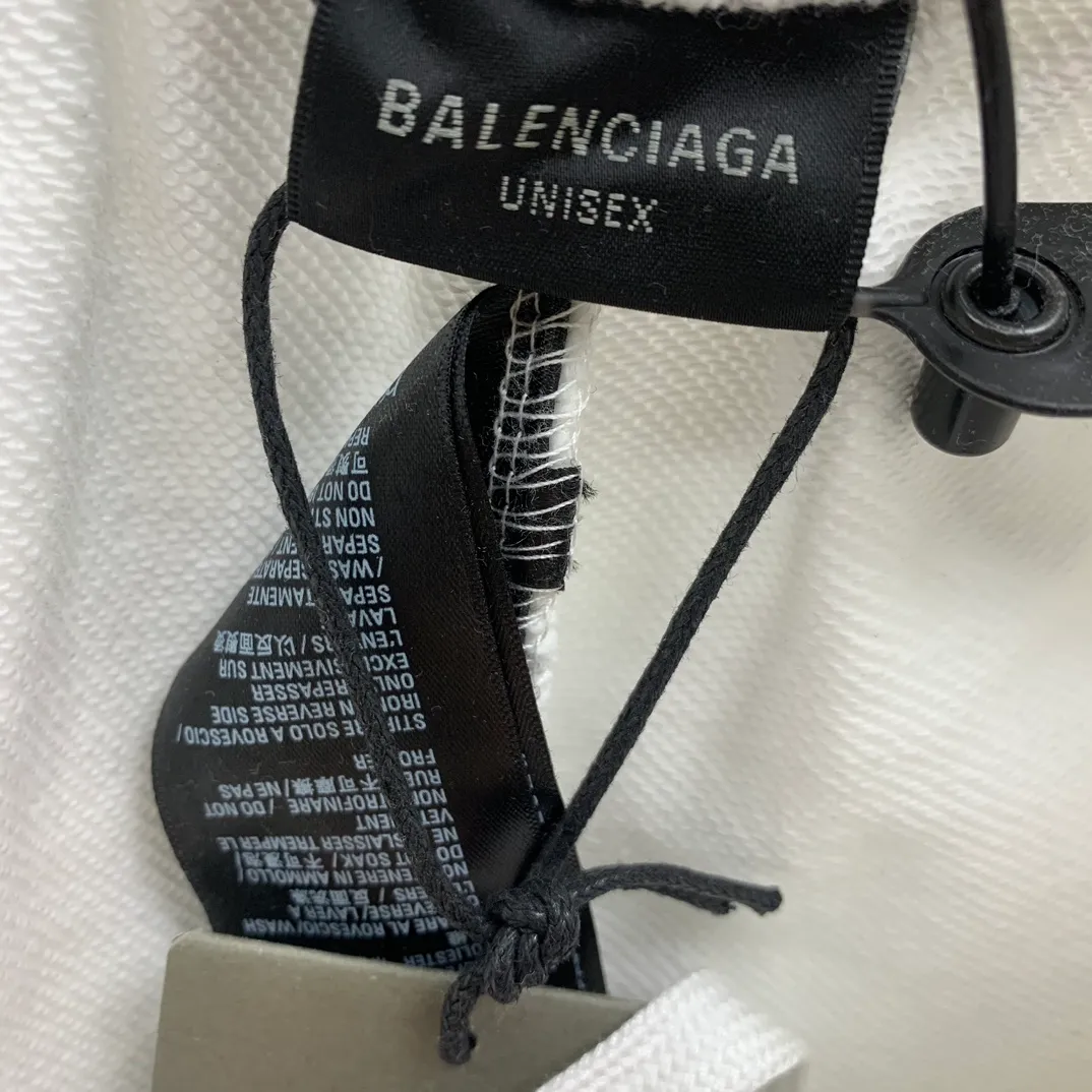 The top tested version [BALENCIAGA] Balenciaga 24FW new multi-logo printed ripped sweatpants - the fabric is made of Paris ZP custom-woven and dyed cotton terry fabric, weight 400 grams, clean cloth surface, clear cloth pattern, soft and comfortable, good color fastness, not easy to change color -It adopts custom weaving and dyeing without color difference, and the printing adopts digital direct printing and Kangli printing. The garment is old and worn, with ultra-high craftsmanship. The version adopts loose OS silhouette design. COLOR: black, off-white, SIZE: S M L P: 396