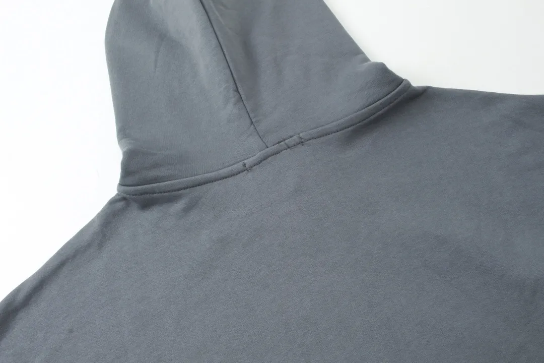 🅿️310 Detailed picture [Top version. Official website quality] BALENCI*GA/Paris. Classic model. 22SS#BALENCI*GA# Portrait band direct-printed hooded sweatshirt. Brick cabinet synchronization. The fabric is made of Paris ZP custom-woven and dyed cotton sweatshirt. The weight is 450 grams, the cloth surface is clean. The cloth pattern is clear, soft and comfortable. The threads are woven and dyed with no color difference. The classic pattern is printed with Kornit direct-injection printing, which has no hand feel and a three-dimensional effect, restoring the brick cabinet. The version adopts the OS loose shoulder version. Same style for men and women. Code: BL238055 Color: Black. White. Medium gray Size: XS S M L