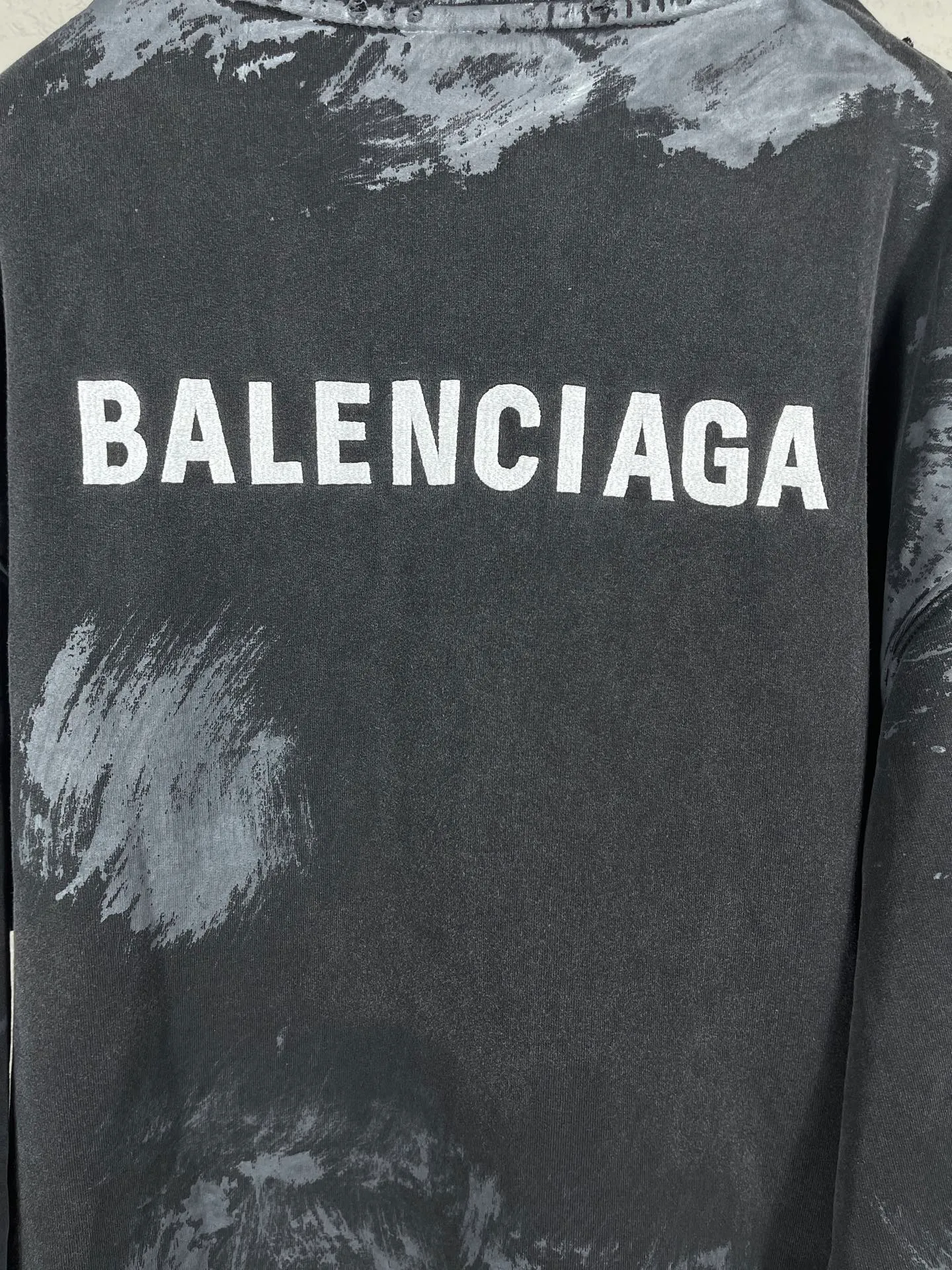 🅿️390 real photos [Top version. Official website quality] BALENCI*GA/Paris #2025 new style. Front and back letter LOGO embroidery, hand-painted graffiti, washed and worn hooded sweatshirt, full of design. Welcome to compare. Notice! ️The fabric is made of authentic environmentally friendly dyes, custom-woven and dyed cotton sweatshirt. Weighing 460 grams, the cloth surface is clean. The cloth pattern is clear, soft and comfortable. The threads are dyed with no color difference. The classic letter LOGO is embroidered using imported Tajima embroidery machine. The garments are washed, distressed and hand-painted with graffiti. Extra heavy craftsmanship. . Restore the brick cabinet, adopt OS loose shoulder style. Same style for men and women. Code: BL259908 Color: black and gray Size: XS S M L