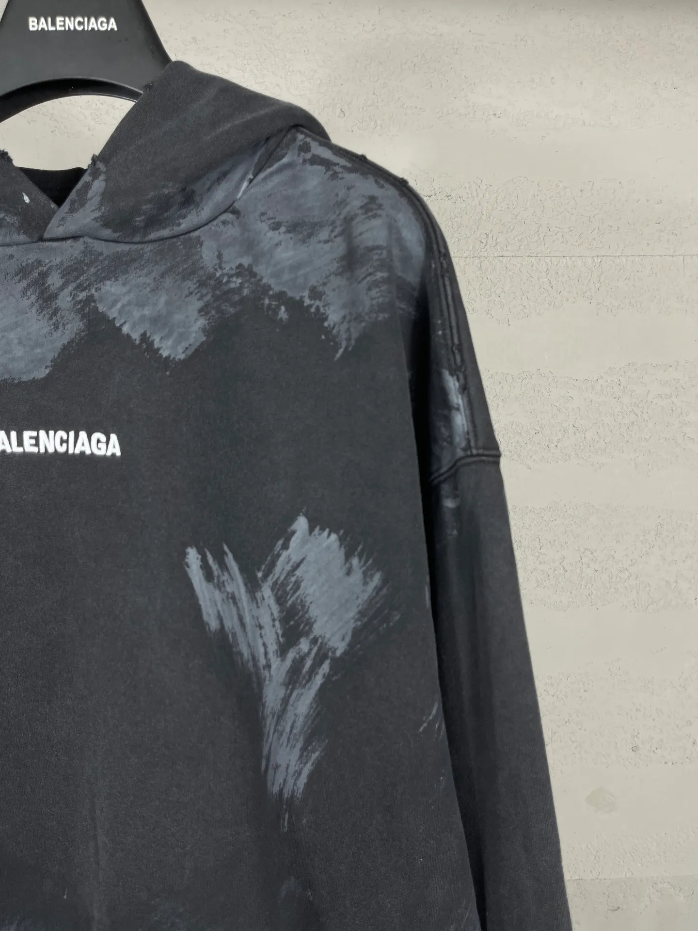 🅿️390 real photos [Top version. Official website quality] BALENCI*GA/Paris #2025 new style. Front and back letter LOGO embroidery, hand-painted graffiti, washed and worn hooded sweatshirt, full of design. Welcome to compare. Notice! ️The fabric is made of authentic environmentally friendly dyes, custom-woven and dyed cotton sweatshirt. Weighing 460 grams, the cloth surface is clean. The cloth pattern is clear, soft and comfortable. The threads are dyed with no color difference. The classic letter LOGO is embroidered using imported Tajima embroidery machine. The garments are washed, distressed and hand-painted with graffiti. Extra heavy craftsmanship. . Restore the brick cabinet, adopt OS loose shoulder style. Same style for men and women. Code: BL259908 Color: black and gray Size: XS S M L