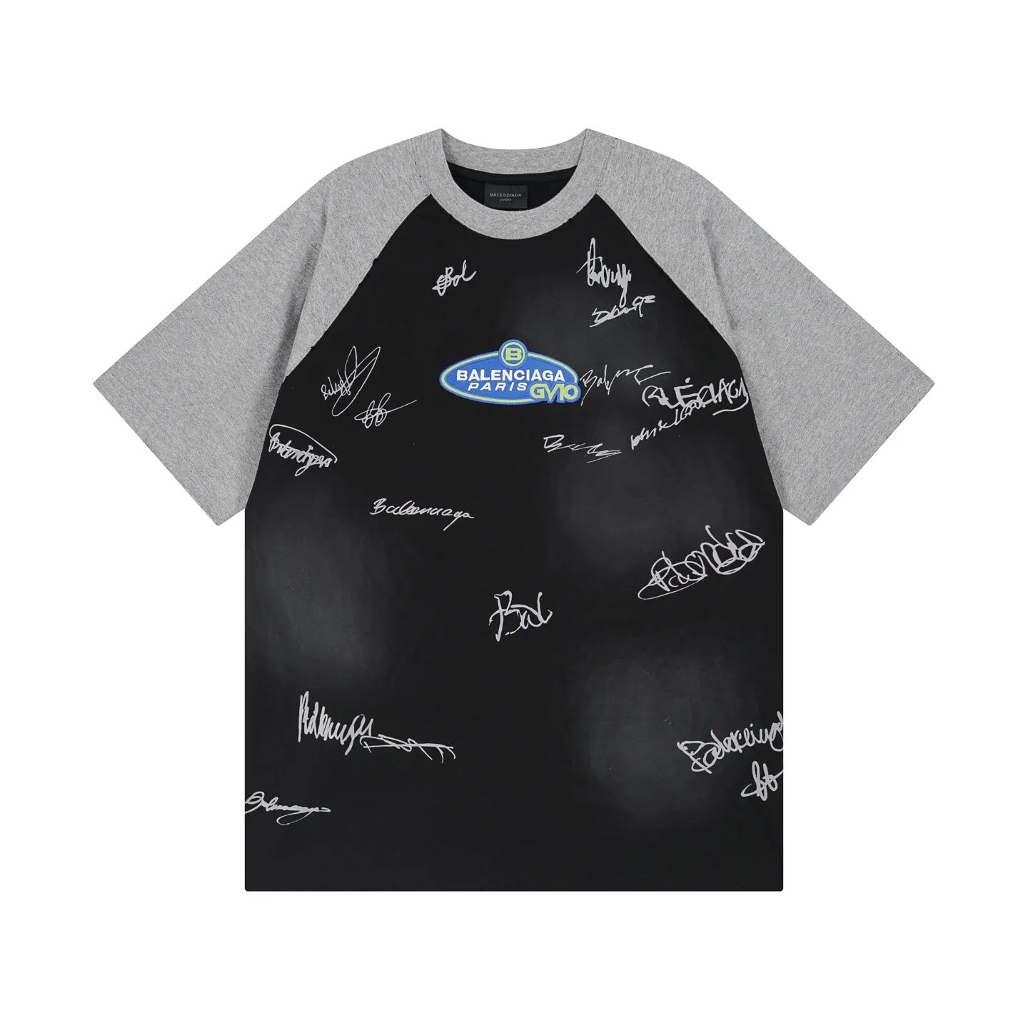 🅿️230 real photos [Top version. Official website quality] BALENCI*GA/Paris #2025 new style raglan sleeves, color matching, signature printing, embroidery LOGO, washed, distressed, hand-painted graffiti, new short-sleeved T-shirt. #2025 Brick Cabinet Synchronization Extra heavy craftsmanship. Welcome to compare. The fabric is made of Paris ZP custom-woven and dyed cotton double yarn, with a weight of 260 grams. The cloth surface is clean. The cloth pattern is clear, soft and comfortable. The threads are dyed with no color difference. The signature is printed with environmentally friendly glue, and the classic letter LOGO is embroidered with an imported Tajima embroidery machine. The letters are clear and the effect is three-dimensional. Restore the brick cabinet, adopt OS loose shoulder style. Same style for men and women. Coding: BL253728 Color: black, white Size: XS S M L