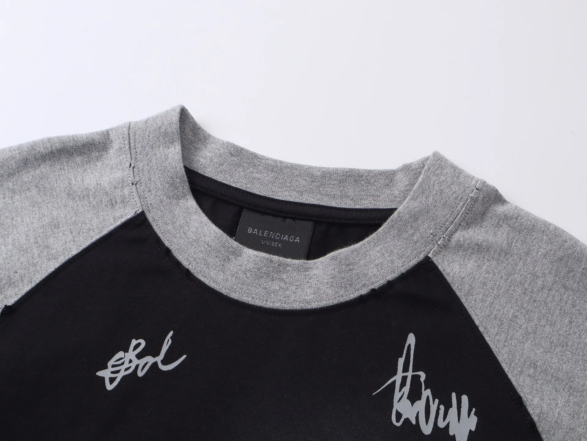 🅿️230 real photos [Top version. Official website quality] BALENCI*GA/Paris #2025 new style raglan sleeves, color matching, signature printing, embroidery LOGO, washed, distressed, hand-painted graffiti, new short-sleeved T-shirt. #2025 Brick Cabinet Synchronization Extra heavy craftsmanship. Welcome to compare. The fabric is made of Paris ZP custom-woven and dyed cotton double yarn, with a weight of 260 grams. The cloth surface is clean. The cloth pattern is clear, soft and comfortable. The threads are dyed with no color difference. The signature is printed with environmentally friendly glue, and the classic letter LOGO is embroidered with an imported Tajima embroidery machine. The letters are clear and the effect is three-dimensional. Restore the brick cabinet, adopt OS loose shoulder style. Same style for men and women. Coding: BL253728 Color: black, white Size: XS S M L