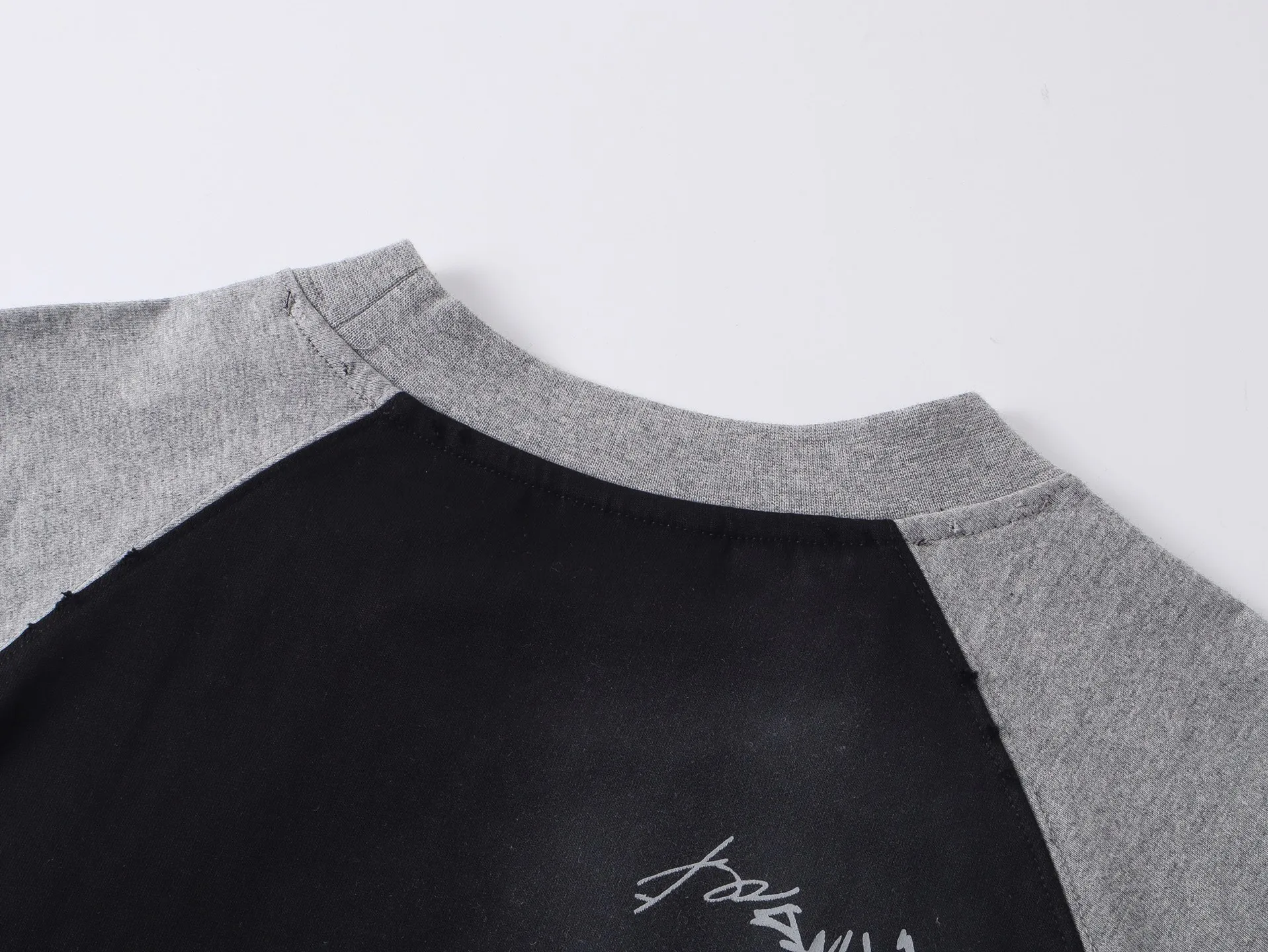 🅿️230 real photos [Top version. Official website quality] BALENCI*GA/Paris #2025 new style raglan sleeves, color matching, signature printing, embroidery LOGO, washed, distressed, hand-painted graffiti, new short-sleeved T-shirt. #2025 Brick Cabinet Synchronization Extra heavy craftsmanship. Welcome to compare. The fabric is made of Paris ZP custom-woven and dyed cotton double yarn, with a weight of 260 grams. The cloth surface is clean. The cloth pattern is clear, soft and comfortable. The threads are dyed with no color difference. The signature is printed with environmentally friendly glue, and the classic letter LOGO is embroidered with an imported Tajima embroidery machine. The letters are clear and the effect is three-dimensional. Restore the brick cabinet, adopt OS loose shoulder style. Same style for men and women. Coding: BL253728 Color: black, white Size: XS S M L