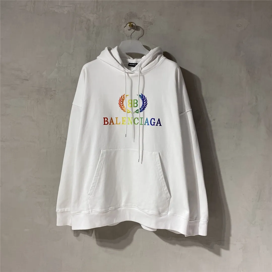 The certified Balenciag rainbow 🌈 embroidered gradient wheat sweatshirt. The surface is first covered with water-soluble fabric. White cotton yarn is used as the embroidery base, and then digitally printed on the embroidery. The high-density 10,000-needle embroidery is blended with the brightness and saturation of the color of the letters. After the washing process, the water-soluble fabric is washed and the rainbow effect is finally presented. The process is very complicated and the scrap rate is as high as 30%. Thread fabric comes out of the same vat. 0 color difference. Made of 420g clean cloth, the wet weight can reach 480 and is full of thickness. Accessories: butter paper with logo, main wheat, washing water, tag. Size: XS-L. Color: black. P:430.