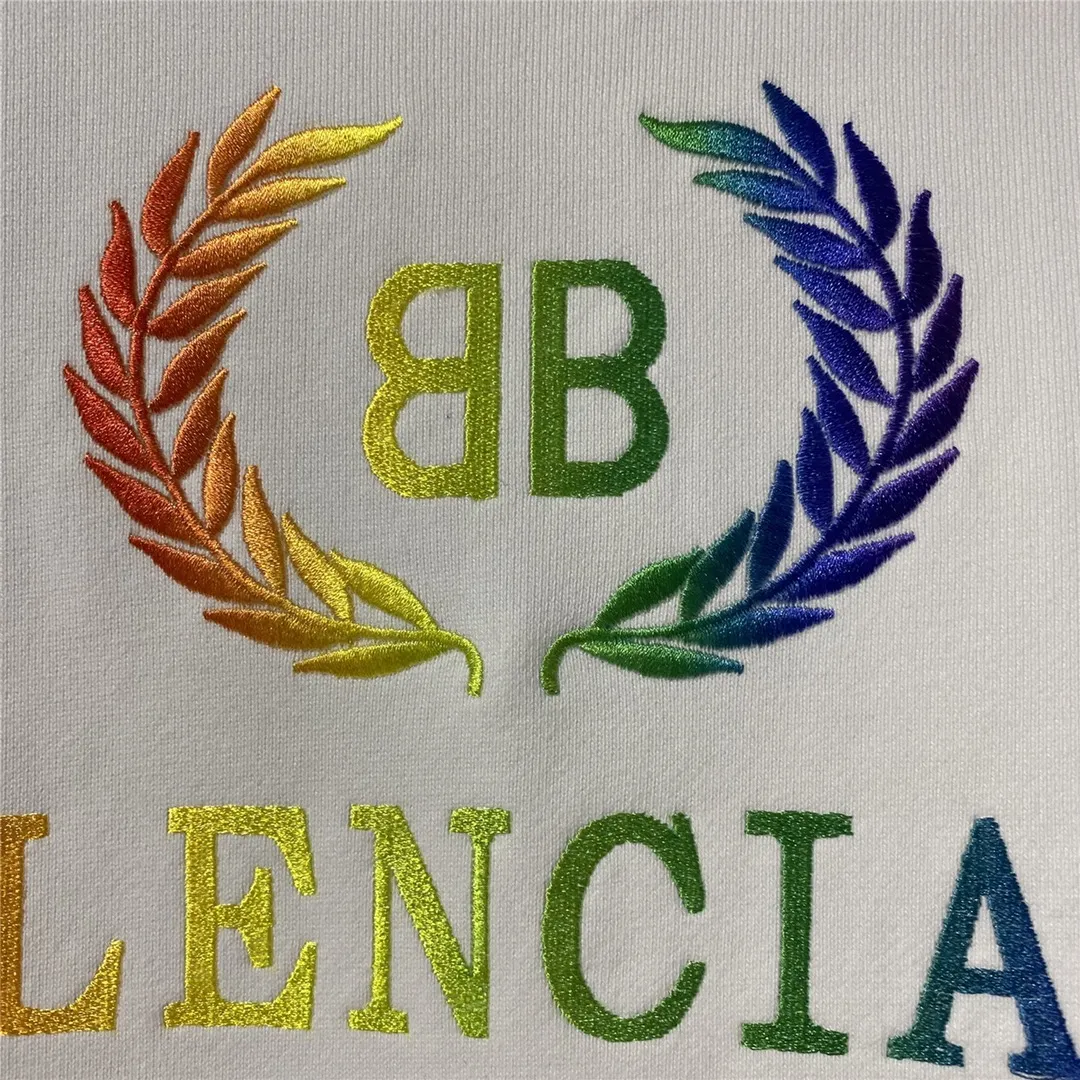 The certified Balenciag rainbow 🌈 embroidered gradient wheat sweatshirt. The surface is first covered with water-soluble fabric. White cotton yarn is used as the embroidery base, and then digitally printed on the embroidery. The high-density 10,000-needle embroidery is blended with the brightness and saturation of the color of the letters. After the washing process, the water-soluble fabric is washed and the rainbow effect is finally presented. The process is very complicated and the scrap rate is as high as 30%. Thread fabric comes out of the same vat. 0 color difference. Made of 420g clean cloth, the wet weight can reach 480 and is full of thickness. Accessories: butter paper with logo, main wheat, washing water, tag. Size: XS-L. Color: black. P:430.