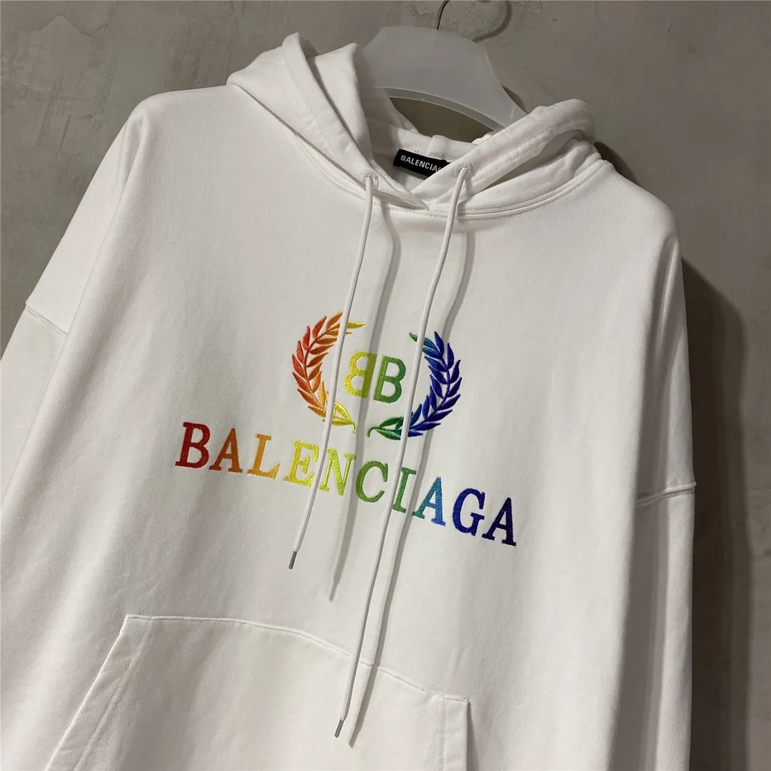 The certified Balenciag rainbow 🌈 embroidered gradient wheat sweatshirt. The surface is first covered with water-soluble fabric. White cotton yarn is used as the embroidery base, and then digitally printed on the embroidery. The high-density 10,000-needle embroidery is blended with the brightness and saturation of the color of the letters. After the washing process, the water-soluble fabric is washed and the rainbow effect is finally presented. The process is very complicated and the scrap rate is as high as 30%. Thread fabric comes out of the same vat. 0 color difference. Made of 420g clean cloth, the wet weight can reach 480 and is full of thickness. Accessories: butter paper with logo, main wheat, washing water, tag. Size: XS-L. Color: black. P:430.