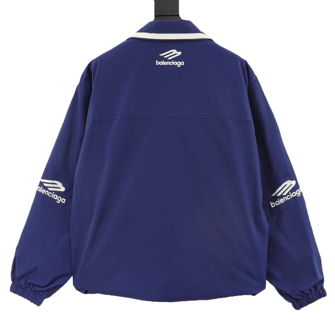 🅿️570 Balenciaga/Balenciaga Letter Embroidered Windbreaker Jacket This product uses high-quality PET sliced ​​polyester fiber as the spinning raw material to ensure that it has stable chemical and physical properties. Using a high-speed spinning process, PET slices are made into POY (pre-oriented yarn) or FDY (fully drawn yarn) through melting, filtration, spinneret extrusion and other steps. These filament products have the characteristics of high breaking strength, high elastic modulus, excellent heat setting properties, good resilience properties, heat resistance, light resistance, corrosion resistance, easy washing and quick drying. It adopts the classic washing and distressing process and is carefully polished to present a unique whitening effect, showing the retro charm that has accumulated over time. This process uses specific washing methods to achieve a certain visual and tactile effect on the garments, giving the garments an old and worn feel. Same style for men and women Sizes: XS-L