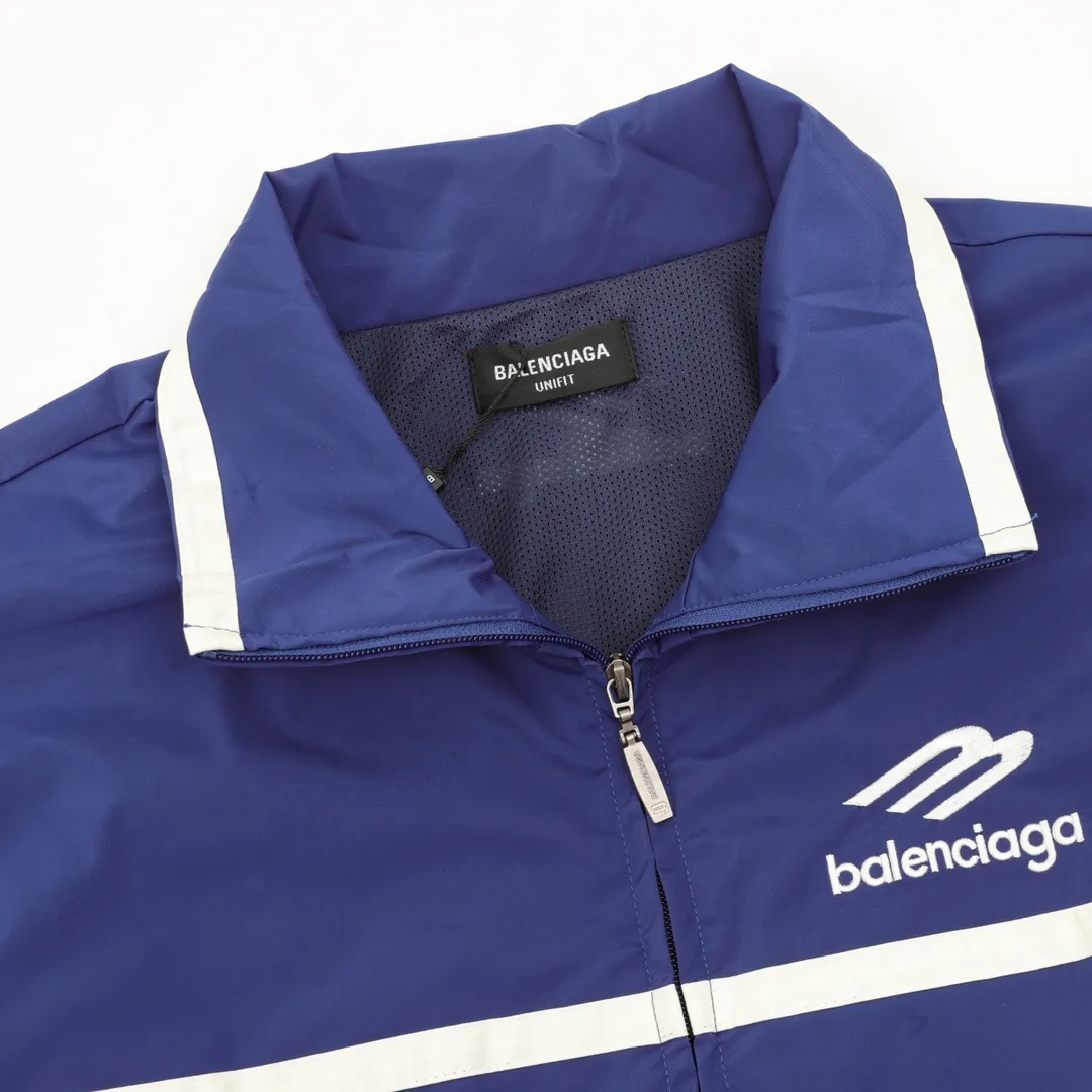 🅿️570 Balenciaga/Balenciaga Letter Embroidered Windbreaker Jacket This product uses high-quality PET sliced ​​polyester fiber as the spinning raw material to ensure that it has stable chemical and physical properties. Using a high-speed spinning process, PET slices are made into POY (pre-oriented yarn) or FDY (fully drawn yarn) through melting, filtration, spinneret extrusion and other steps. These filament products have the characteristics of high breaking strength, high elastic modulus, excellent heat setting properties, good resilience properties, heat resistance, light resistance, corrosion resistance, easy washing and quick drying. It adopts the classic washing and distressing process and is carefully polished to present a unique whitening effect, showing the retro charm that has accumulated over time. This process uses specific washing methods to achieve a certain visual and tactile effect on the garments, giving the garments an old and worn feel. Same style for men and women Sizes: XS-L