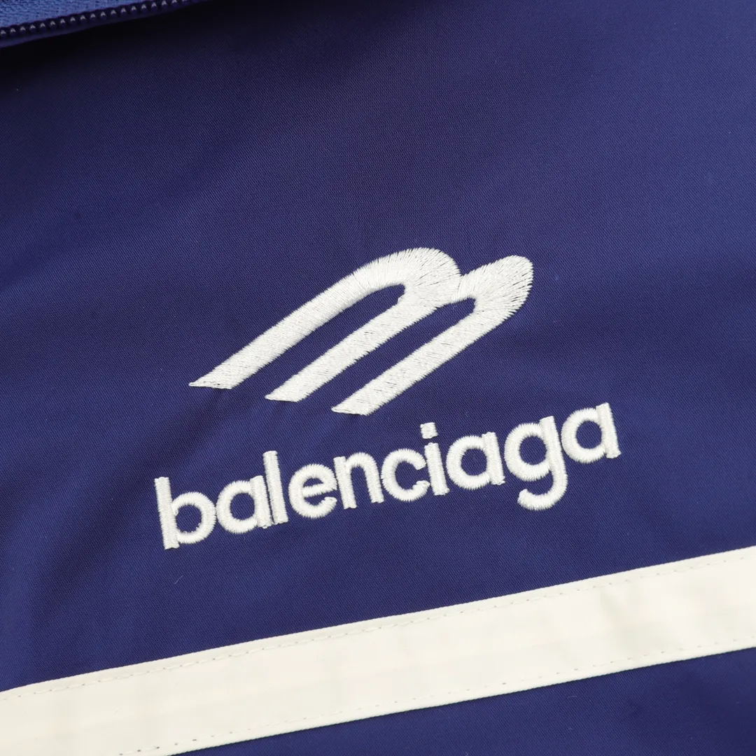 🅿️570 Balenciaga/Balenciaga Letter Embroidered Windbreaker Jacket This product uses high-quality PET sliced ​​polyester fiber as the spinning raw material to ensure that it has stable chemical and physical properties. Using a high-speed spinning process, PET slices are made into POY (pre-oriented yarn) or FDY (fully drawn yarn) through melting, filtration, spinneret extrusion and other steps. These filament products have the characteristics of high breaking strength, high elastic modulus, excellent heat setting properties, good resilience properties, heat resistance, light resistance, corrosion resistance, easy washing and quick drying. It adopts the classic washing and distressing process and is carefully polished to present a unique whitening effect, showing the retro charm that has accumulated over time. This process uses specific washing methods to achieve a certain visual and tactile effect on the garments, giving the garments an old and worn feel. Same style for men and women Sizes: XS-L