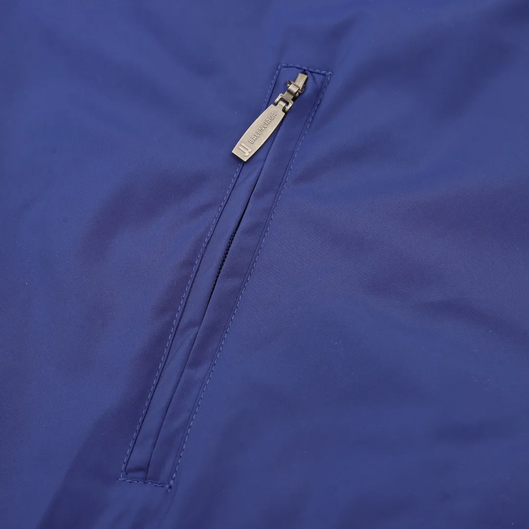 🅿️570 Balenciaga/Balenciaga Letter Embroidered Windbreaker Jacket This product uses high-quality PET sliced ​​polyester fiber as the spinning raw material to ensure that it has stable chemical and physical properties. Using a high-speed spinning process, PET slices are made into POY (pre-oriented yarn) or FDY (fully drawn yarn) through melting, filtration, spinneret extrusion and other steps. These filament products have the characteristics of high breaking strength, high elastic modulus, excellent heat setting properties, good resilience properties, heat resistance, light resistance, corrosion resistance, easy washing and quick drying. It adopts the classic washing and distressing process and is carefully polished to present a unique whitening effect, showing the retro charm that has accumulated over time. This process uses specific washing methods to achieve a certain visual and tactile effect on the garments, giving the garments an old and worn feel. Same style for men and women Sizes: XS-L
