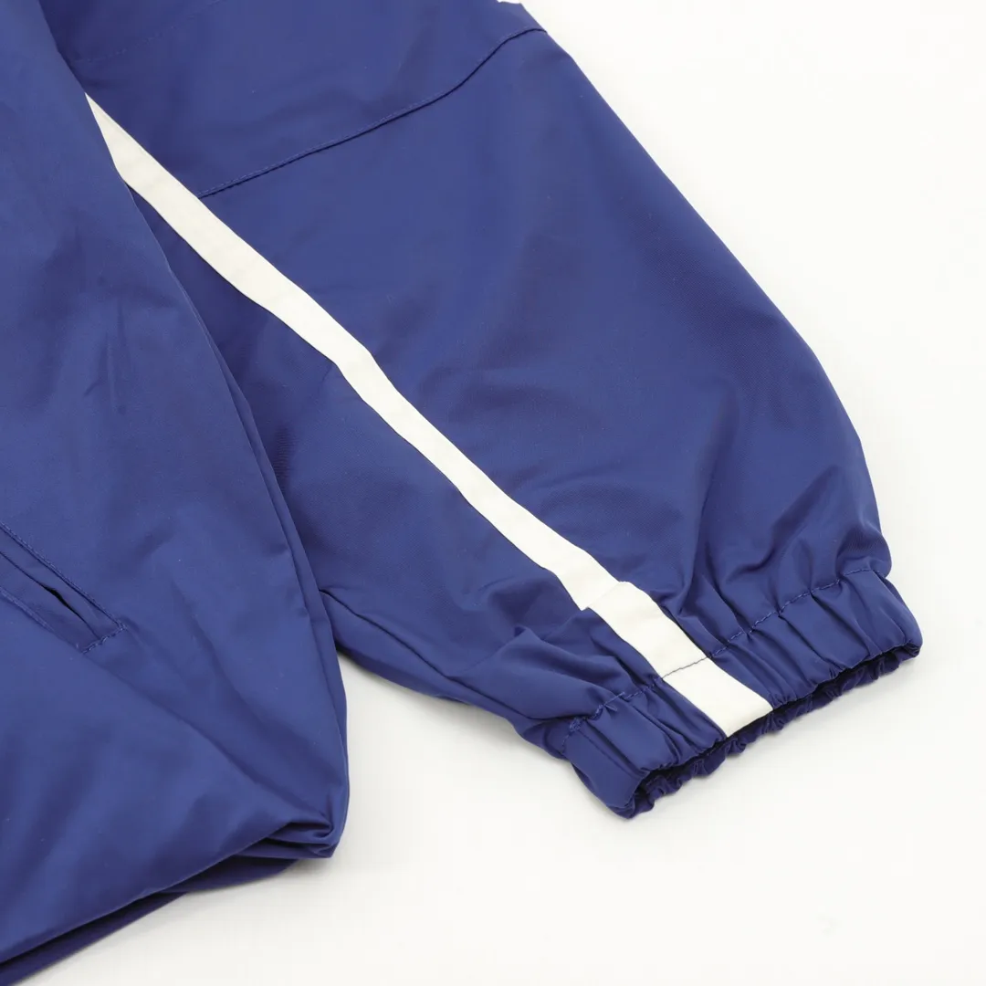 🅿️570 Balenciaga/Balenciaga Letter Embroidered Windbreaker Jacket This product uses high-quality PET sliced ​​polyester fiber as the spinning raw material to ensure that it has stable chemical and physical properties. Using a high-speed spinning process, PET slices are made into POY (pre-oriented yarn) or FDY (fully drawn yarn) through melting, filtration, spinneret extrusion and other steps. These filament products have the characteristics of high breaking strength, high elastic modulus, excellent heat setting properties, good resilience properties, heat resistance, light resistance, corrosion resistance, easy washing and quick drying. It adopts the classic washing and distressing process and is carefully polished to present a unique whitening effect, showing the retro charm that has accumulated over time. This process uses specific washing methods to achieve a certain visual and tactile effect on the garments, giving the garments an old and worn feel. Same style for men and women Sizes: XS-L