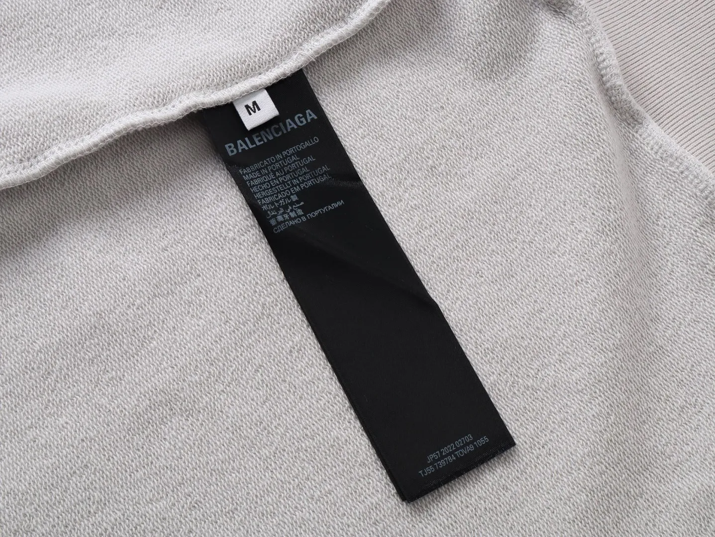 🅿️390 BALENCI*GA Paris embroidery small letter hooded sweatshirt. The front and back embroidery is finely embroidered by imported Tajima embroidery machines. Handmade masters position and polish. Customized matching hardware. Clear letters. Three-dimensional effect. Exclusively matched to the pattern, woven and dyed 460g fabric. Threads are dyed in the same cylinder with zero color difference. Brick cabinet synchronization. Welcome to compare. Same style for men and women -Color: black, off-white -SIZE: Xs S M L Style number 8980#