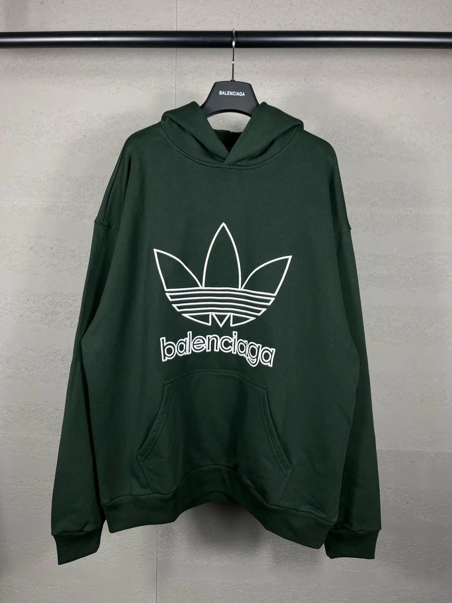 🅿️300 Detailed picture [Top version. Official website quality] BALENCI*GA/Paris co-branded Adidas embroidered front LOGO long-sleeved hooded sweatshirt. The fabric is made of Paris ZP custom-woven and dyed cotton sweatshirt. The weight is 450 grams, the cloth surface is clean. The cloth pattern is clear, soft and comfortable. The color fastness is good. It is not easy to change color. The threads are dyed with no color difference. The LOGO pattern letters are embroidered using imported embroidery machines, and the letters are three-dimensional and full. It is produced in Jubie market based on pictures, and comparisons are welcome. Restored brick cabinets. The version adopts OS loose shoulder design. Same style for men and women. Code: BL238017 Color: dark green, black Size: XS S M L