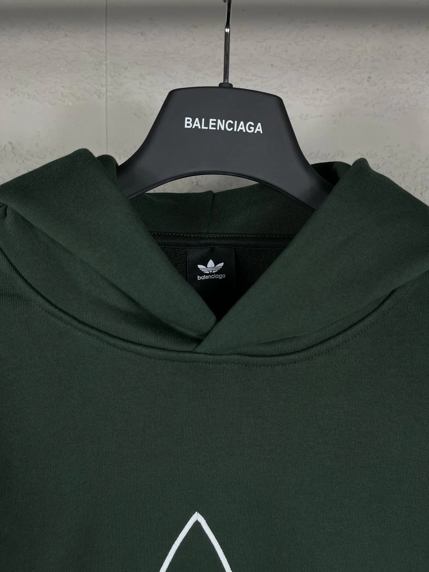 🅿️300 Detailed picture [Top version. Official website quality] BALENCI*GA/Paris co-branded Adidas embroidered front LOGO long-sleeved hooded sweatshirt. The fabric is made of Paris ZP custom-woven and dyed cotton sweatshirt. The weight is 450 grams, the cloth surface is clean. The cloth pattern is clear, soft and comfortable. The color fastness is good. It is not easy to change color. The threads are dyed with no color difference. The LOGO pattern letters are embroidered using imported embroidery machines, and the letters are three-dimensional and full. It is produced in Jubie market based on pictures, and comparisons are welcome. Restored brick cabinets. The version adopts OS loose shoulder design. Same style for men and women. Code: BL238017 Color: dark green, black Size: XS S M L