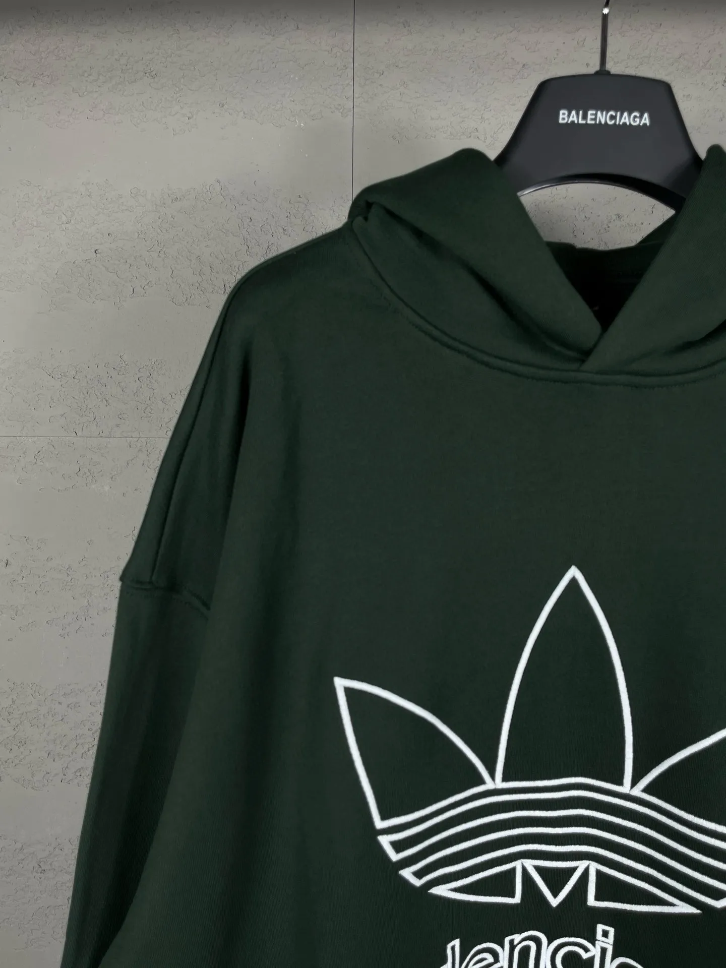 🅿️300 Detailed picture [Top version. Official website quality] BALENCI*GA/Paris co-branded Adidas embroidered front LOGO long-sleeved hooded sweatshirt. The fabric is made of Paris ZP custom-woven and dyed cotton sweatshirt. The weight is 450 grams, the cloth surface is clean. The cloth pattern is clear, soft and comfortable. The color fastness is good. It is not easy to change color. The threads are dyed with no color difference. The LOGO pattern letters are embroidered using imported embroidery machines, and the letters are three-dimensional and full. It is produced in Jubie market based on pictures, and comparisons are welcome. Restored brick cabinets. The version adopts OS loose shoulder design. Same style for men and women. Code: BL238017 Color: dark green, black Size: XS S M L