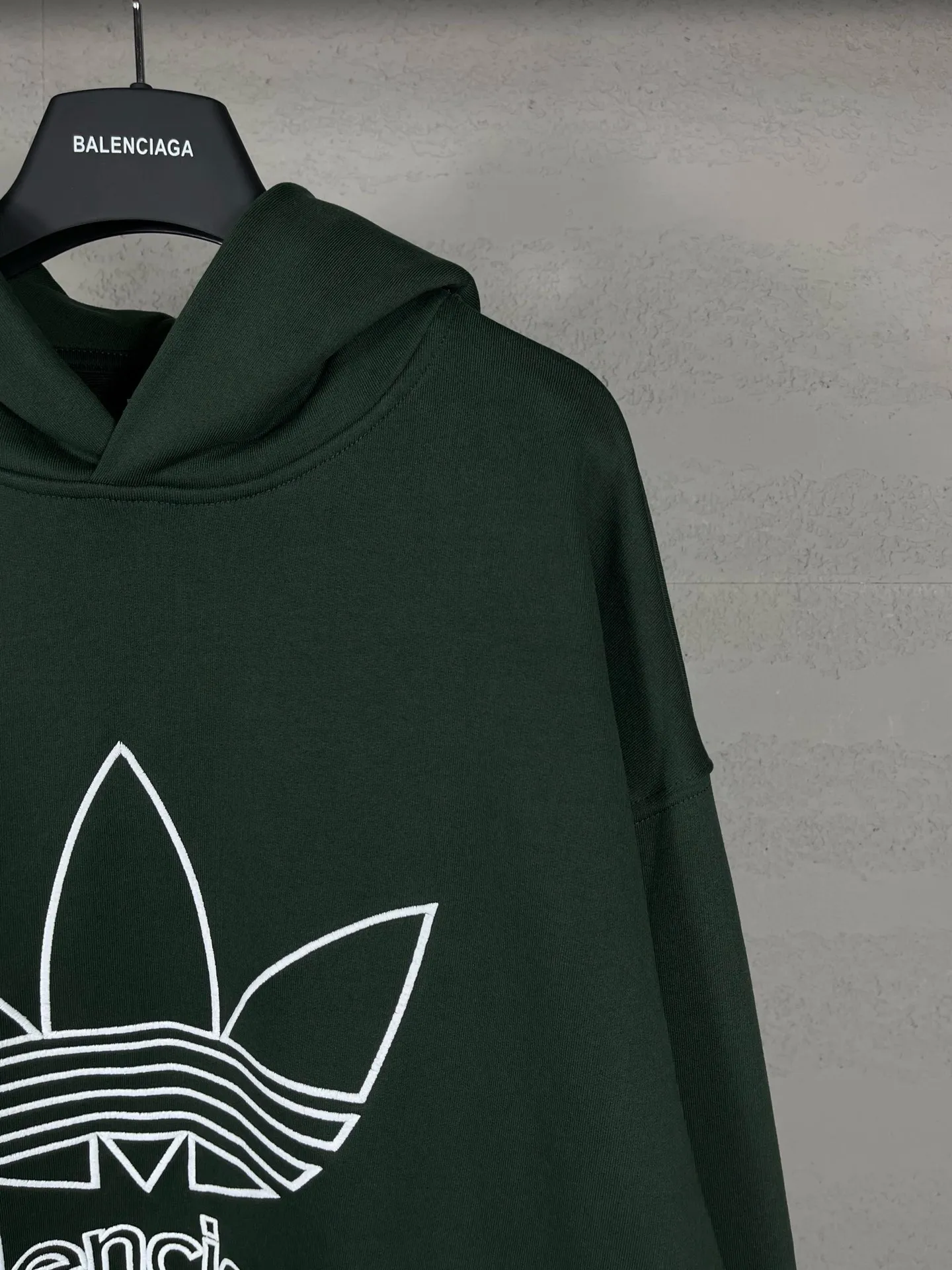🅿️300 Detailed picture [Top version. Official website quality] BALENCI*GA/Paris co-branded Adidas embroidered front LOGO long-sleeved hooded sweatshirt. The fabric is made of Paris ZP custom-woven and dyed cotton sweatshirt. The weight is 450 grams, the cloth surface is clean. The cloth pattern is clear, soft and comfortable. The color fastness is good. It is not easy to change color. The threads are dyed with no color difference. The LOGO pattern letters are embroidered using imported embroidery machines, and the letters are three-dimensional and full. It is produced in Jubie market based on pictures, and comparisons are welcome. Restored brick cabinets. The version adopts OS loose shoulder design. Same style for men and women. Code: BL238017 Color: dark green, black Size: XS S M L