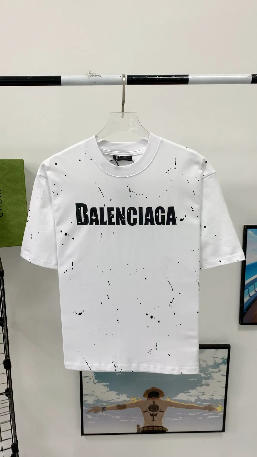 Frontal real shot video————The top tested version BALENCIAGA 23SS new spring and summer splash-ink distressed pure cotton short-sleeved T-shirt. The process adopts Kornit printing cracking effect. The front panel printing glue bursting effect uses imported transparent slurry to scrape the bottom to make the printing bursting feel uniform.  (PS: If this process is missing, the printing will easily fall off in large areas after cracking) Precise craftsmanship and full of details. The fabric has been washed, with special BB logo printing effect, and the whole body is painted. The starting version of the pipe network is 280 grams of double yarn pure cotton fabric. Color: Gray Black White Size: XS－L P:260