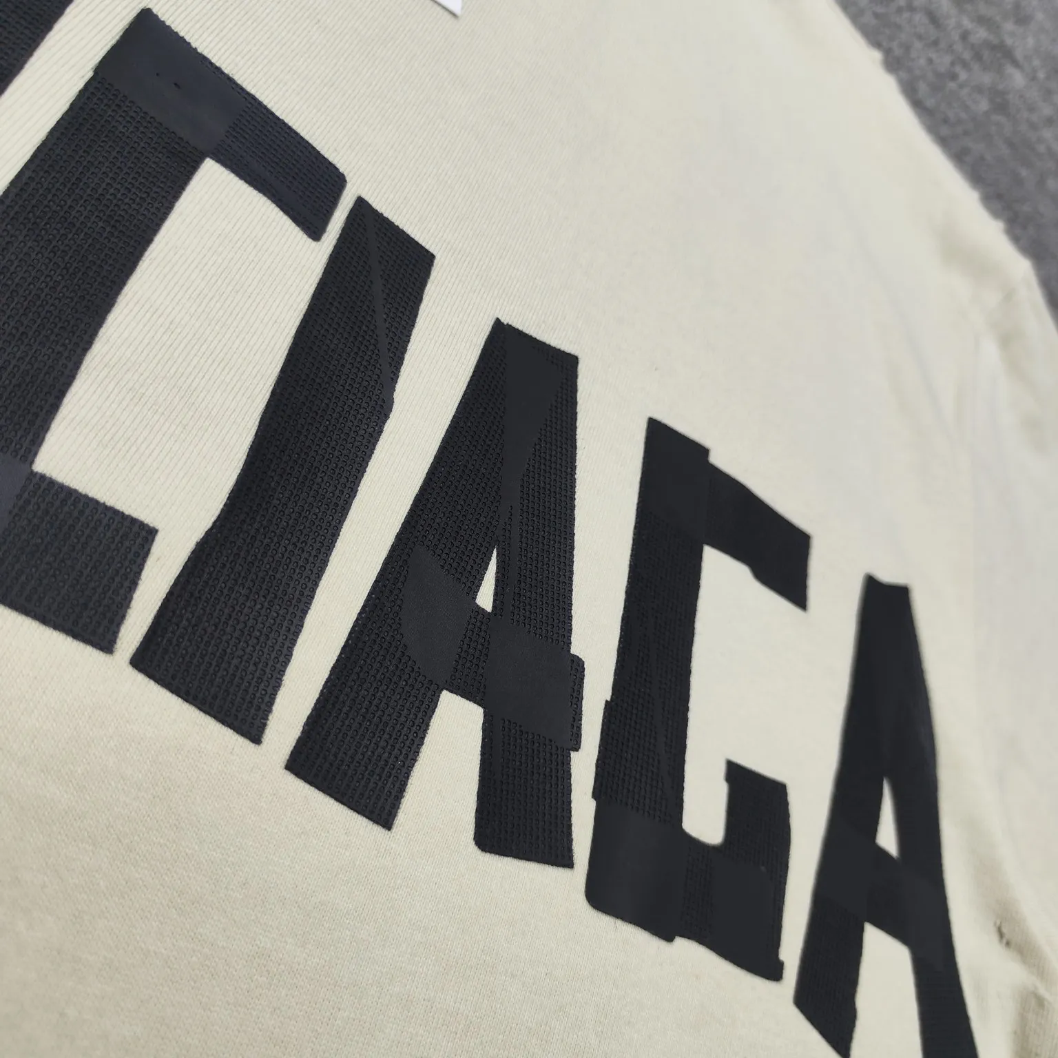 [New] Top version - BALENCIAGA - Masking tape short-sleeved T-shirt. The original developed custom-woven fabric process is washed and treated. The high-gram weight 300-gram fabric is full of texture. The cloth surface is clean, soft and comfortable. Solona thread custom dyeing has no color difference. The fabric is made of 16s single yarn combed cotton plain weave. The original is custom-dyed in gray and black, and the front panel is printed using an elliptical machine screen + digital direct inkjet integrated machine. Imported environmentally friendly glue + transparent slurry is used as a base and the digital slurry is scraped twice. The color is printed using digital direct inkjet printing. According to the original refined artwork, the color is deepened at the connection position of the letters. The overall visual effect is like a hand-made decal on textured paper. The back panel is printed with fluorescent ink, and all the blurred strokes are hand-painted at the connection positions of the letters, making the letters more three-dimensional in the overall visual effect. The garments are hand-worn and cut with holes, and softeners are added, sand-washed, fried, and made old and soft. os dropped shoulders, loose version, same style for men and women. Color: Reactive white, black, Size: XS-L P:280