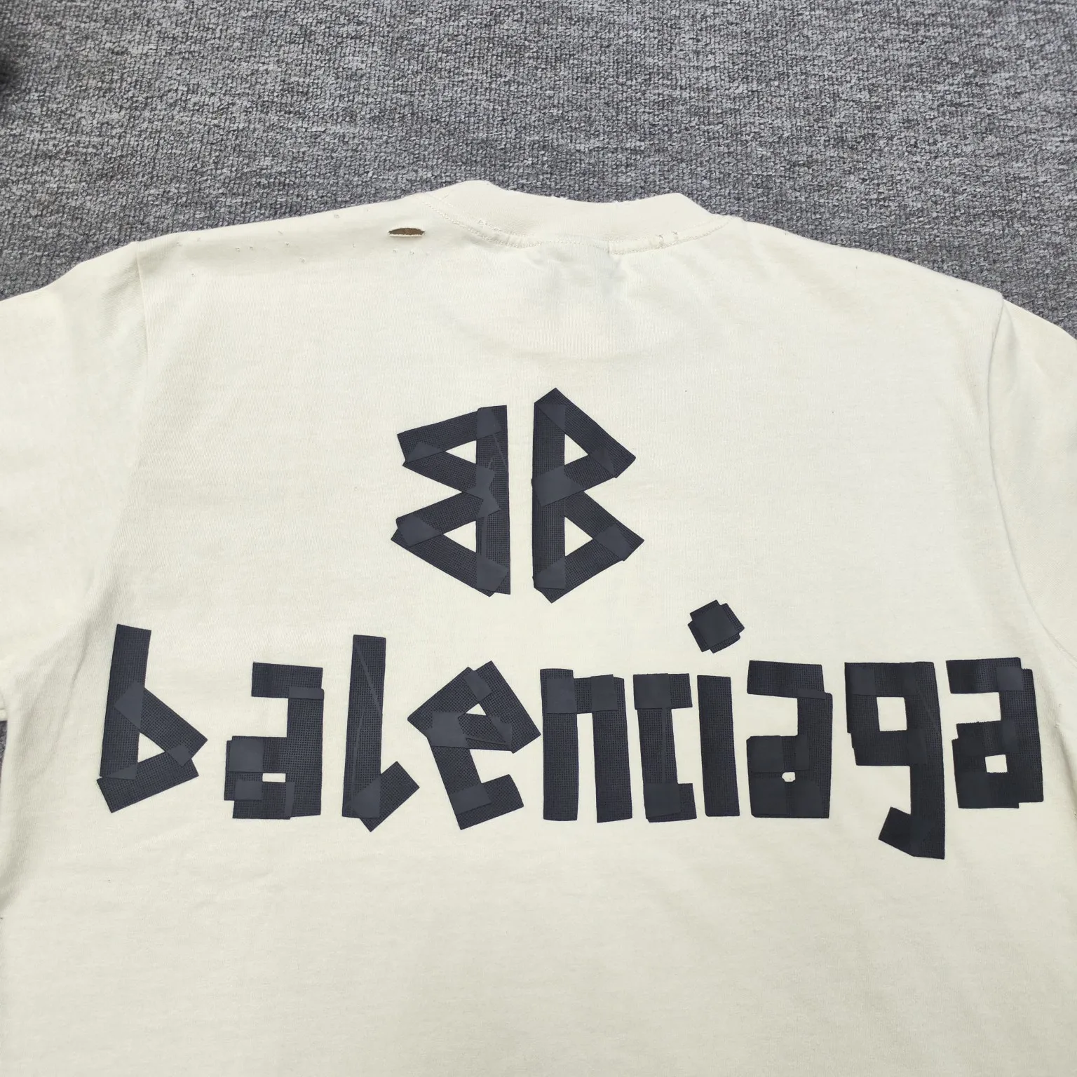 [New] Top version - BALENCIAGA - Masking tape short-sleeved T-shirt. The original developed custom-woven fabric process is washed and treated. The high-gram weight 300-gram fabric is full of texture. The cloth surface is clean, soft and comfortable. Solona thread custom dyeing has no color difference. The fabric is made of 16s single yarn combed cotton plain weave. The original is custom-dyed in gray and black, and the front panel is printed using an elliptical machine screen + digital direct inkjet integrated machine. Imported environmentally friendly glue + transparent slurry is used as a base and the digital slurry is scraped twice. The color is printed using digital direct inkjet printing. According to the original refined artwork, the color is deepened at the connection position of the letters. The overall visual effect is like a hand-made decal on textured paper. The back panel is printed with fluorescent ink, and all the blurred strokes are hand-painted at the connection positions of the letters, making the letters more three-dimensional in the overall visual effect. The garments are hand-worn and cut with holes, and softeners are added, sand-washed, fried, and made old and soft. os dropped shoulders, loose version, same style for men and women. Color: Reactive white, black, Size: XS-L P:280