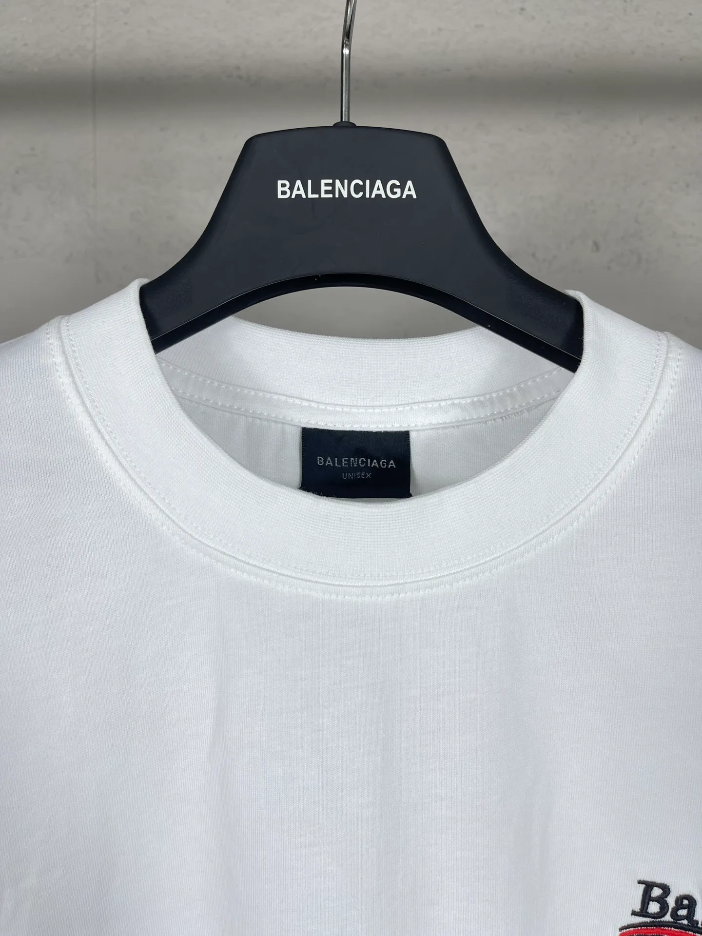 🅿️190 Real photos [Top version. Official website quality] BALENCI*GA/Paris#Classic.Coke embroidered long-sleeved T-shirt# The fabric is made of Paris ZP custom-woven and dyed cotton double yarn. Weighing 260 grams, the cloth surface is clean. The cloth pattern is clear, soft and comfortable. The threads are dyed with no color difference. The classic pattern embroidery uses an imported embroidery machine, and the embroidery thread color is embroidered according to the original color. It is produced according to the pictures in the Jubie market. The letters are clear. The three-dimensional effect is strong. The version adopts the OS loose shoulder version. The same style for men and women. Coding: BL225007 Color: black, white Size: XS S M L