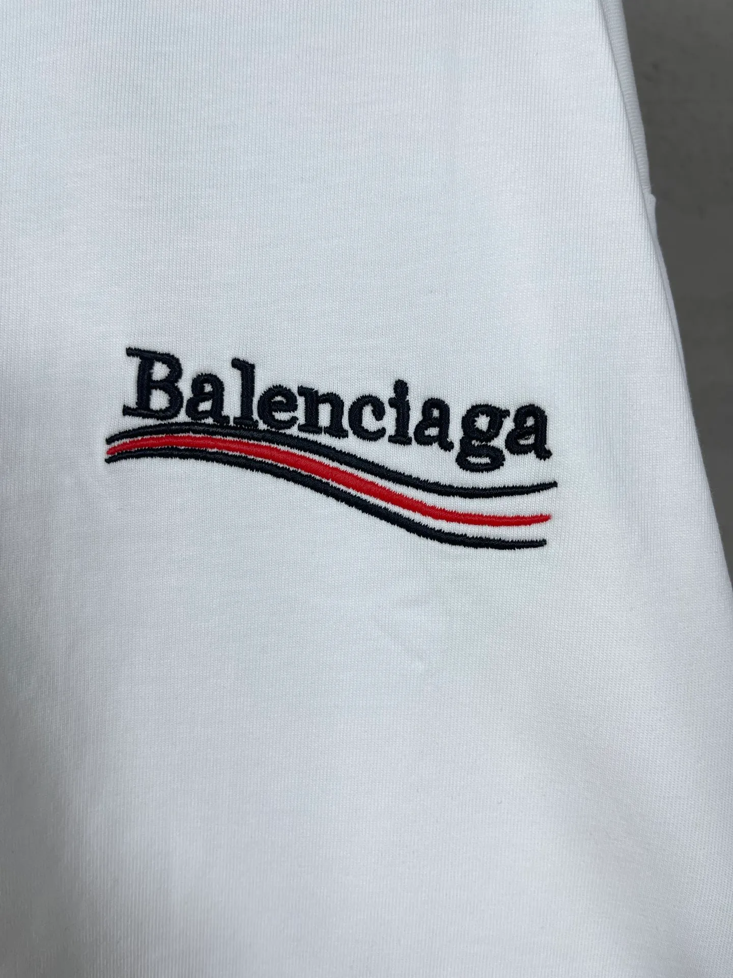 🅿️190 Real photos [Top version. Official website quality] BALENCI*GA/Paris#Classic.Coke embroidered long-sleeved T-shirt# The fabric is made of Paris ZP custom-woven and dyed cotton double yarn. Weighing 260 grams, the cloth surface is clean. The cloth pattern is clear, soft and comfortable. The threads are dyed with no color difference. The classic pattern embroidery uses an imported embroidery machine, and the embroidery thread color is embroidered according to the original color. It is produced according to the pictures in the Jubie market. The letters are clear. The three-dimensional effect is strong. The version adopts the OS loose shoulder version. The same style for men and women. Coding: BL225007 Color: black, white Size: XS S M L