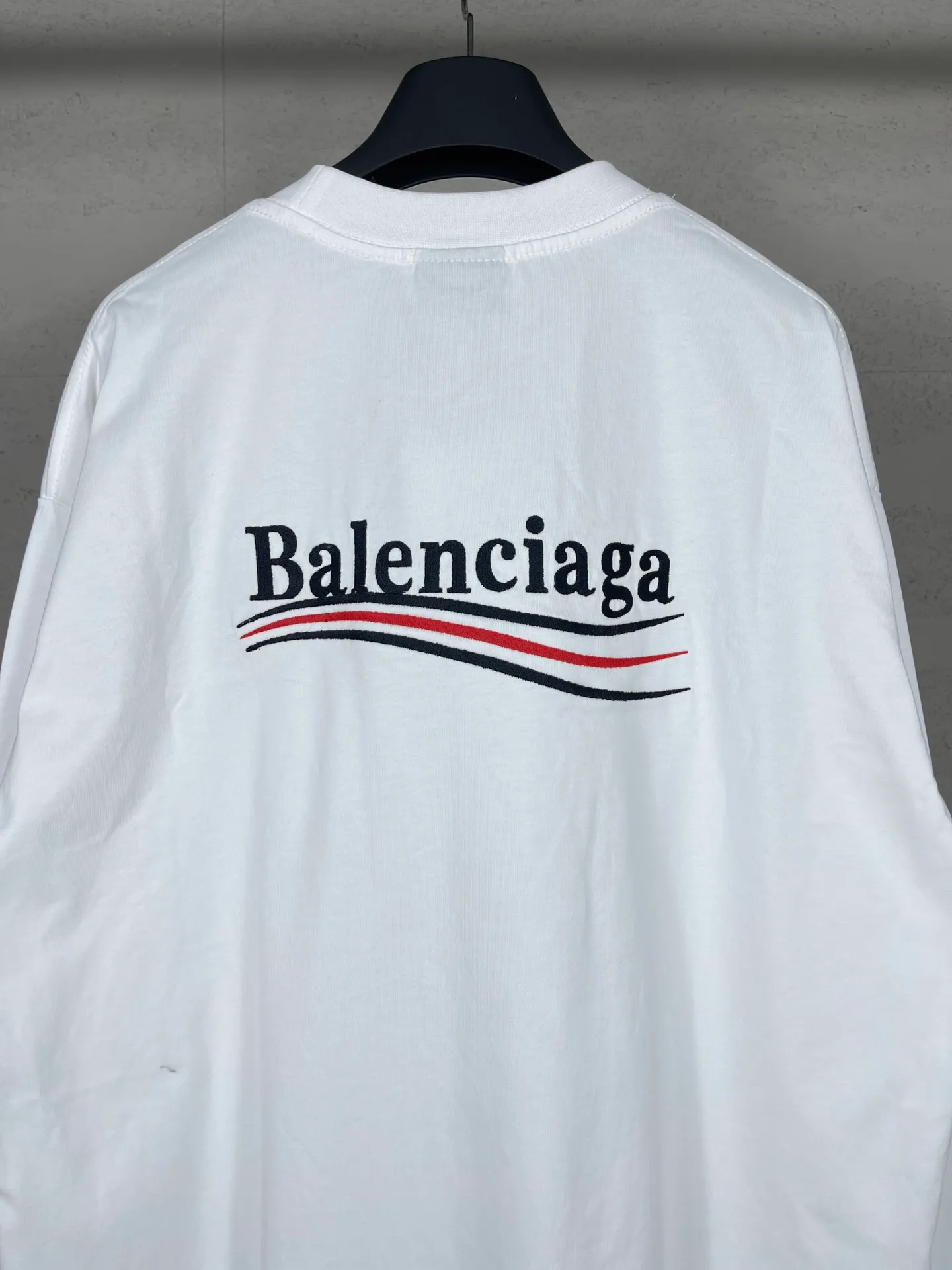 🅿️190 Real photos [Top version. Official website quality] BALENCI*GA/Paris#Classic.Coke embroidered long-sleeved T-shirt# The fabric is made of Paris ZP custom-woven and dyed cotton double yarn. Weighing 260 grams, the cloth surface is clean. The cloth pattern is clear, soft and comfortable. The threads are dyed with no color difference. The classic pattern embroidery uses an imported embroidery machine, and the embroidery thread color is embroidered according to the original color. It is produced according to the pictures in the Jubie market. The letters are clear. The three-dimensional effect is strong. The version adopts the OS loose shoulder version. The same style for men and women. Coding: BL225007 Color: black, white Size: XS S M L
