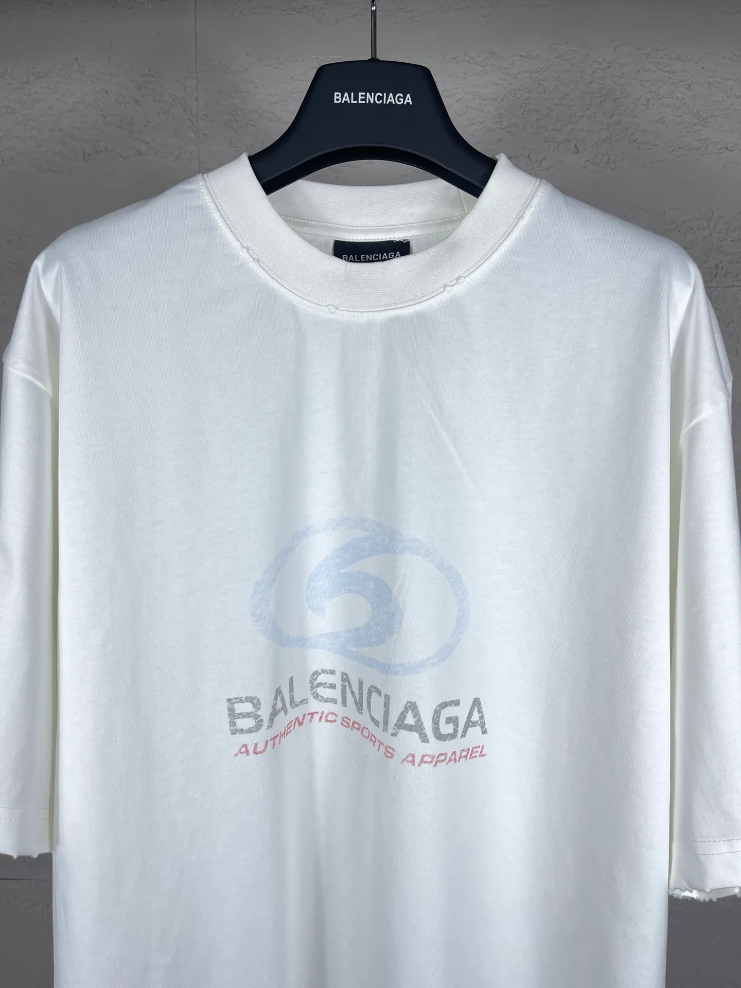 🅿️180 real shots [Top version. Official website quality] BALENCI*GA/Paris. 2024 new style. New LOGO blurry LOGO direct-injection printing ready-made worn-out short-sleeved T-shirt, brick cabinet synchronization. Genuine product developed at the first time, happy to print and compare! The fabric is made of Paris ZP custom-woven and dyed cotton double yarn. Weighing 260 grams, the cloth surface is clean. The cloth pattern is clear, soft and comfortable. The threads are dyed with no color difference. The classic LOGO is printed using environmentally friendly imported materials, with clear straight-crack pattern letters and a three-dimensional effect. Restored brick cabinet. Ready-made garments are washed, worn and distressed. Different market currency. Welcome to compare. The version adopts OS loose shoulder style. Same style for men and women. Code: BL223329 Color: gray blue, beige. Size: XS to L
