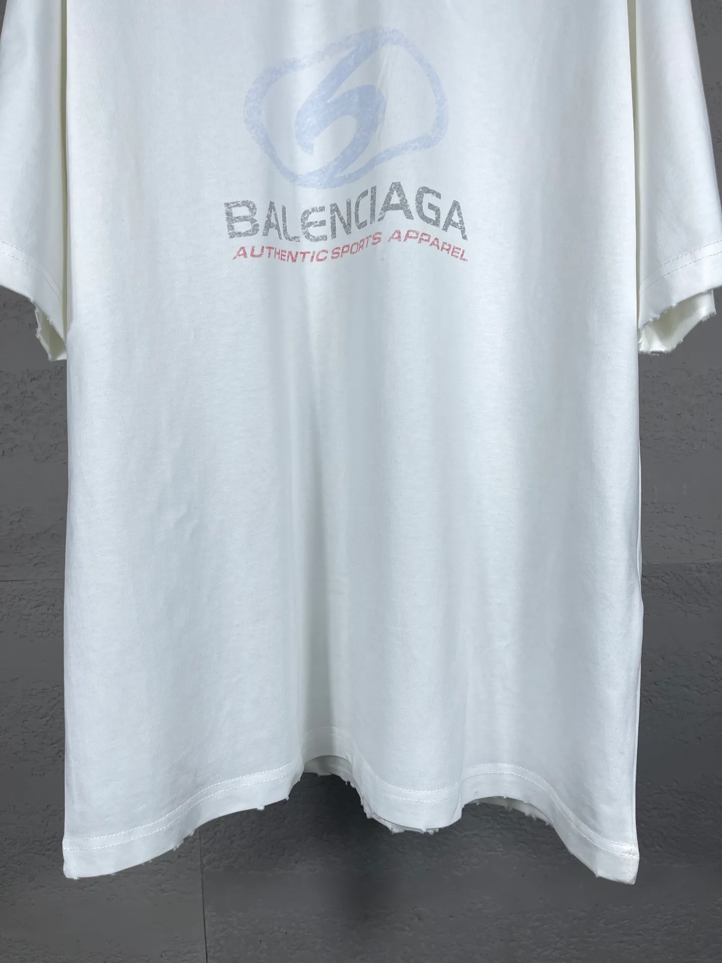 🅿️180 real shots [Top version. Official website quality] BALENCI*GA/Paris. 2024 new style. New LOGO blurry LOGO direct-injection printing ready-made worn-out short-sleeved T-shirt, brick cabinet synchronization. Genuine product developed at the first time, happy to print and compare! The fabric is made of Paris ZP custom-woven and dyed cotton double yarn. Weighing 260 grams, the cloth surface is clean. The cloth pattern is clear, soft and comfortable. The threads are dyed with no color difference. The classic LOGO is printed using environmentally friendly imported materials, with clear straight-crack pattern letters and a three-dimensional effect. Restored brick cabinet. Ready-made garments are washed, worn and distressed. Different market currency. Welcome to compare. The version adopts OS loose shoulder style. Same style for men and women. Code: BL223329 Color: gray blue, beige. Size: XS to L