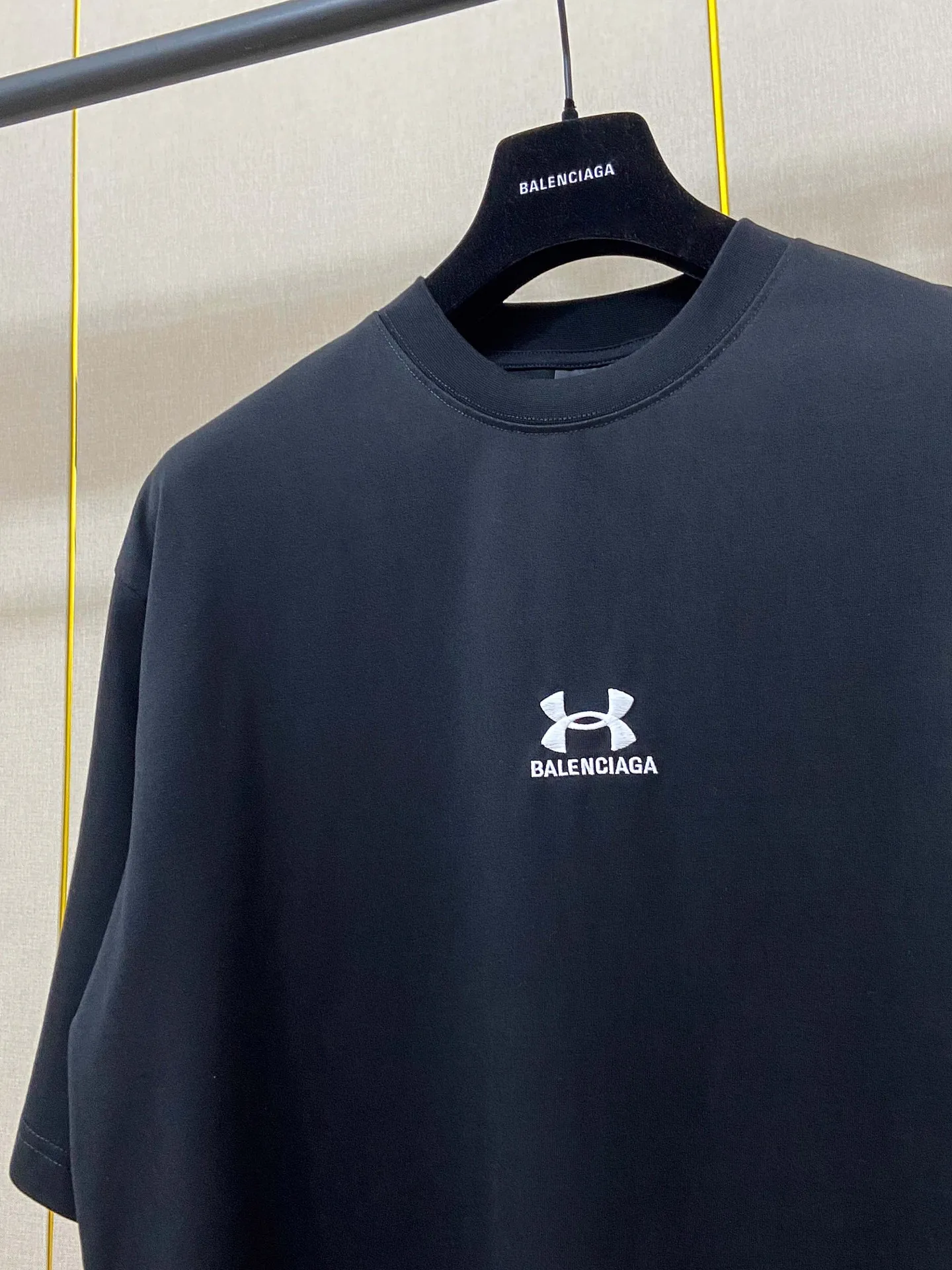 🅿️170 9158# Actual pictures Top version [[BALENCIA*GA] Official website quality New Paris co-branded UnderArmour front and rear embroidered short-sleeved T-shirt OS version Loose dropped shoulders Unisex Fabric: 260g 100% cotton double yarn Process: Front and back embroidery Garment washing Shape solid color Color: Black Red Size: XS S M L