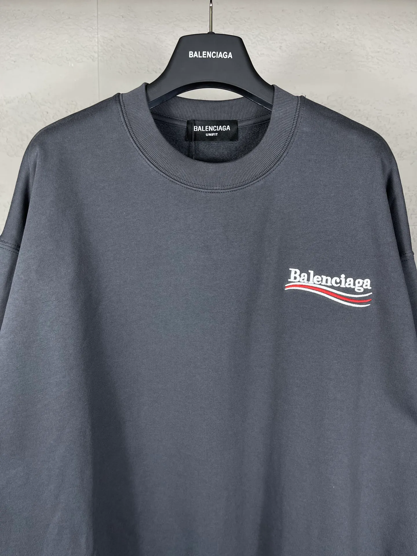 🅿️240 real photos [Top version. Official website quality] BALENCI*GA/Paris #classic style. Coke embroidered round neck sweatshirt. The fabric is made of Paris ZP custom-woven and dyed cotton sweatshirt. The weight is 450 grams. The cloth surface is clean. The cloth pattern is clear, soft and comfortable. The threads are dyed with no color difference. The classic pattern embroidery uses an imported embroidery machine, and the embroidery thread color is embroidered according to the original color. It is produced according to the pictures in the Jubie market. The letters are clear. The three-dimensional effect is strong. The version adopts the OS loose shoulder version. The same style for men and women. Coding: BL235565 Color: black, white, dark gray, blue, off-white Size: XS S M L